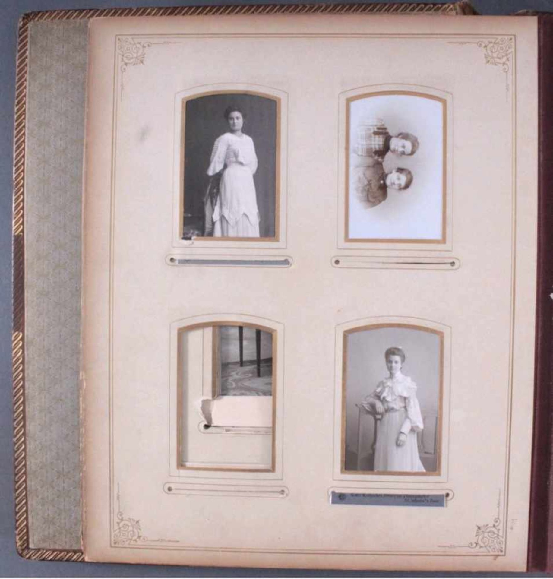 Einsteck-Fotoalbum um 1900Leder-Album, geprägt mit floralen Motiven undMetallaplikation.Mit 8 - Bild 5 aus 5