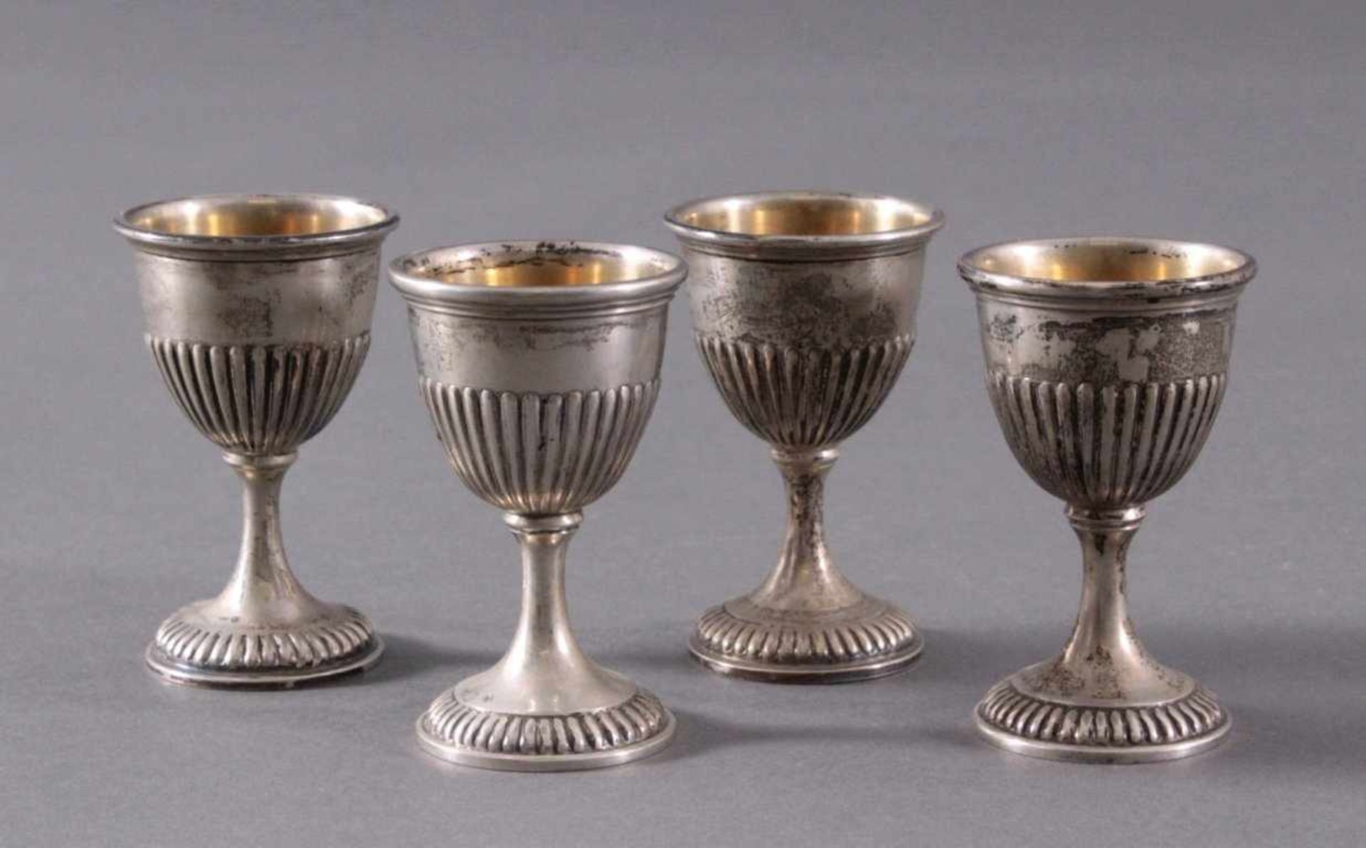 4 silberne Eierbecher um 1900Deutsche Punze Sichel und Krone 800er Silber, ca. Höhe 7 cm,191 g.