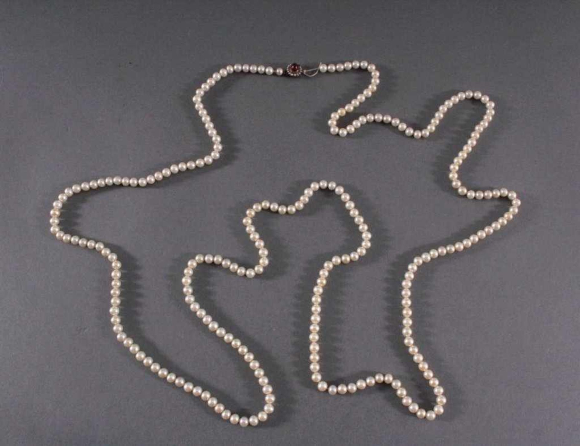 Lange Perlenkette um 1900Perlen (D-0,55 bis 0,6 cm), vergoldete Schließe mitBiwaperlen (1 Perle