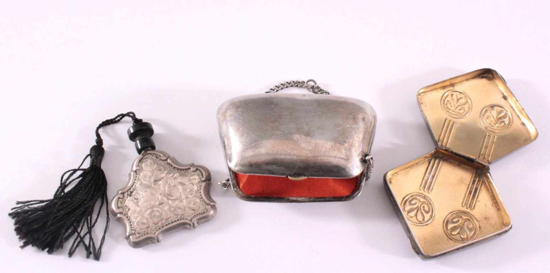 Drei Teile Silber/versilbert, 20. JahrhundertAntike kleine Tragekettchen, Schauseite mit - Bild 2 aus 2