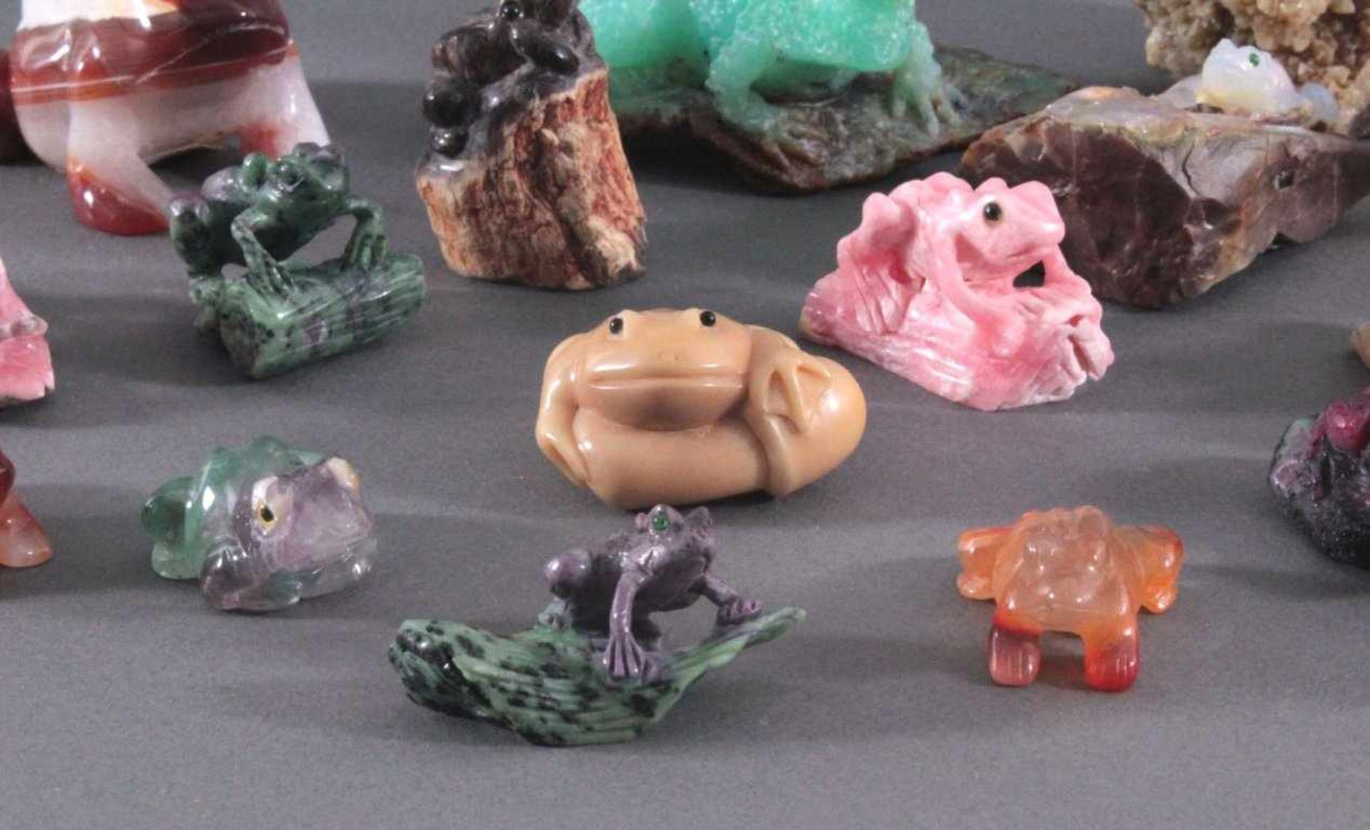 Froschsammlung aus unterschiedlichen Edelsteinen gefertigt16 Stück, vollplastische Arbeit aus - Image 4 of 5