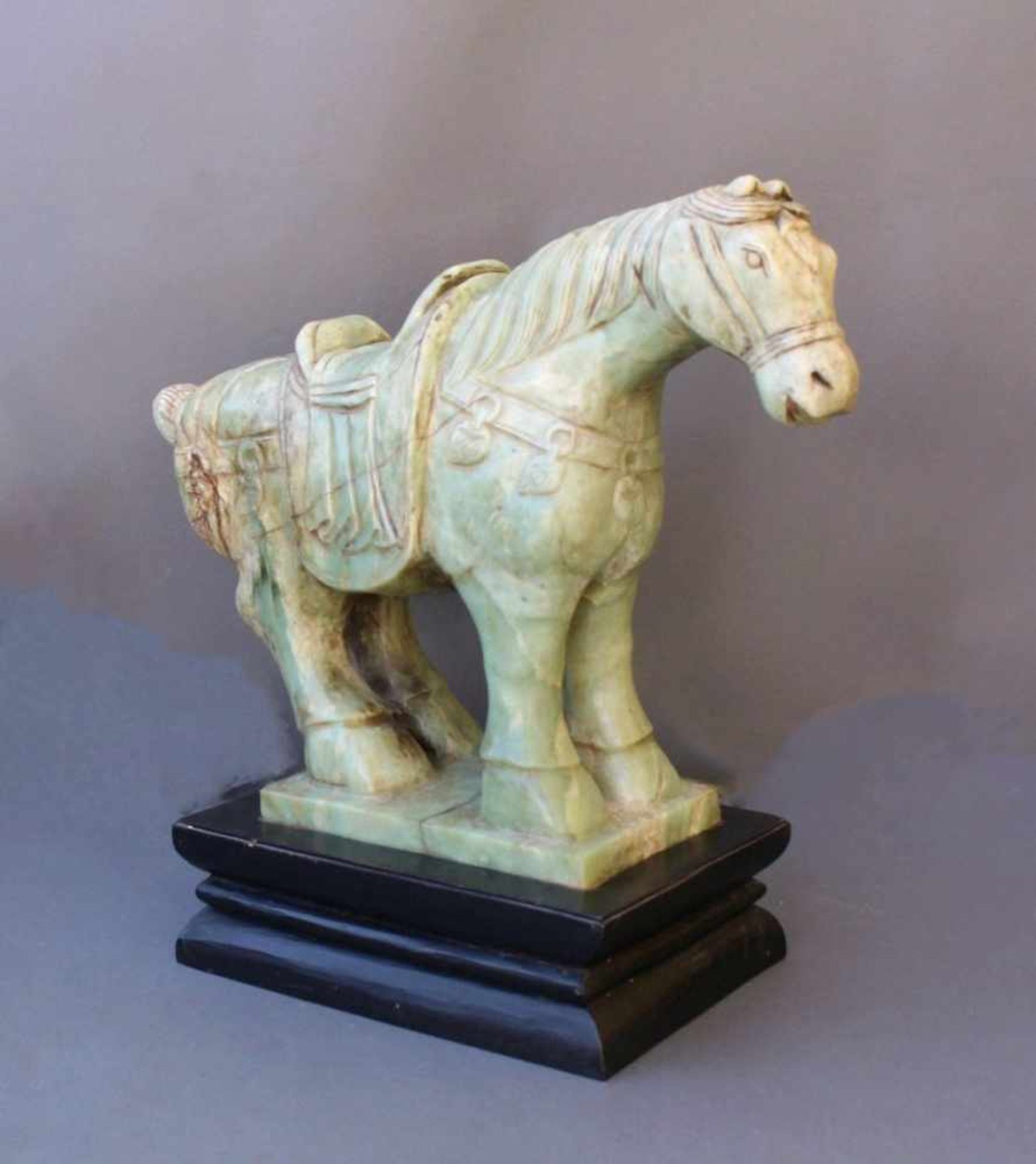 Sehr große Pferdefigur, Serpentin-JadeChina, 20. Jahrhundert, vollplastisch gearbeitetes Pferd