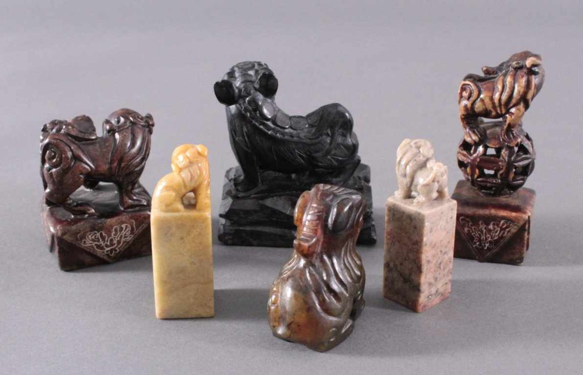 Konvolut Steinobjekte, "Fo-Hund"6 Stück. China, 20. Jahrhundert, unterschiedliche Fo-Hund-Figuren, - Image 4 of 6