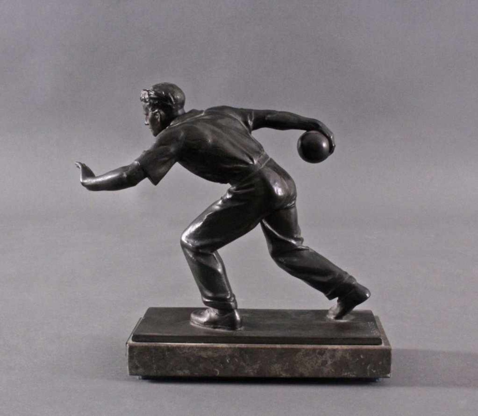 Hendrik Scholter (XX). Bronzeskulptur"Kegelspieler", auf der Plinthe signiert. AufMarmorsockel, - Bild 5 aus 7