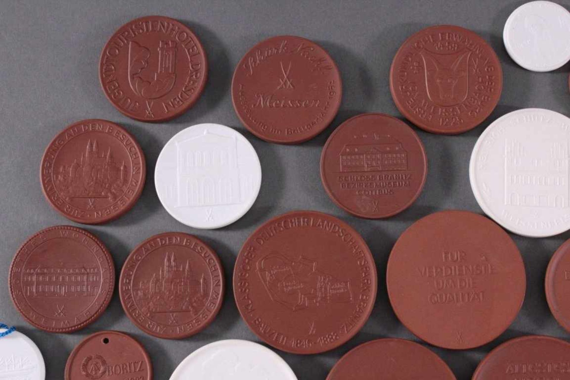 Meissen Porzellan- und Böttger Steinzeug Medaillen33 Stück. Durchmesser der Medaillen von ca. 4 cm - Bild 5 aus 6
