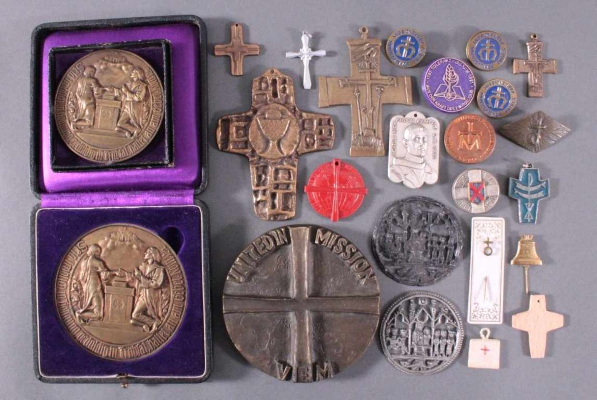 Religion, Medaillen und KreuzeCa. 25 Stück aus Bronze, Messing, Zinn, Blei, Blech,Kunststoff, Holz