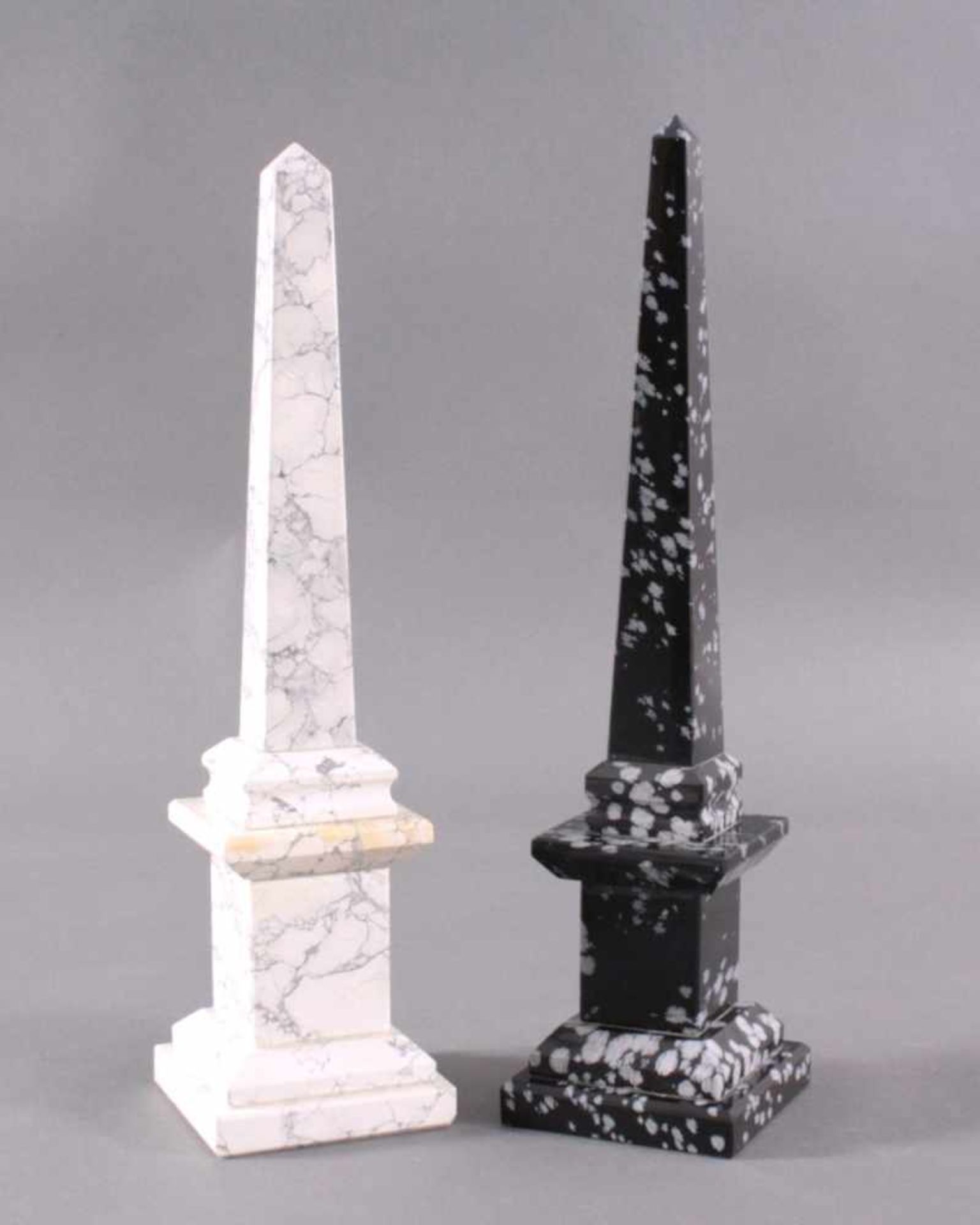 2 Edelstein-Obelisken1x Schneeflocken-Obsidian, Höhe ca. 45 cm, Gewicht ca.2,55 kg.1x Howlith, - Bild 2 aus 3