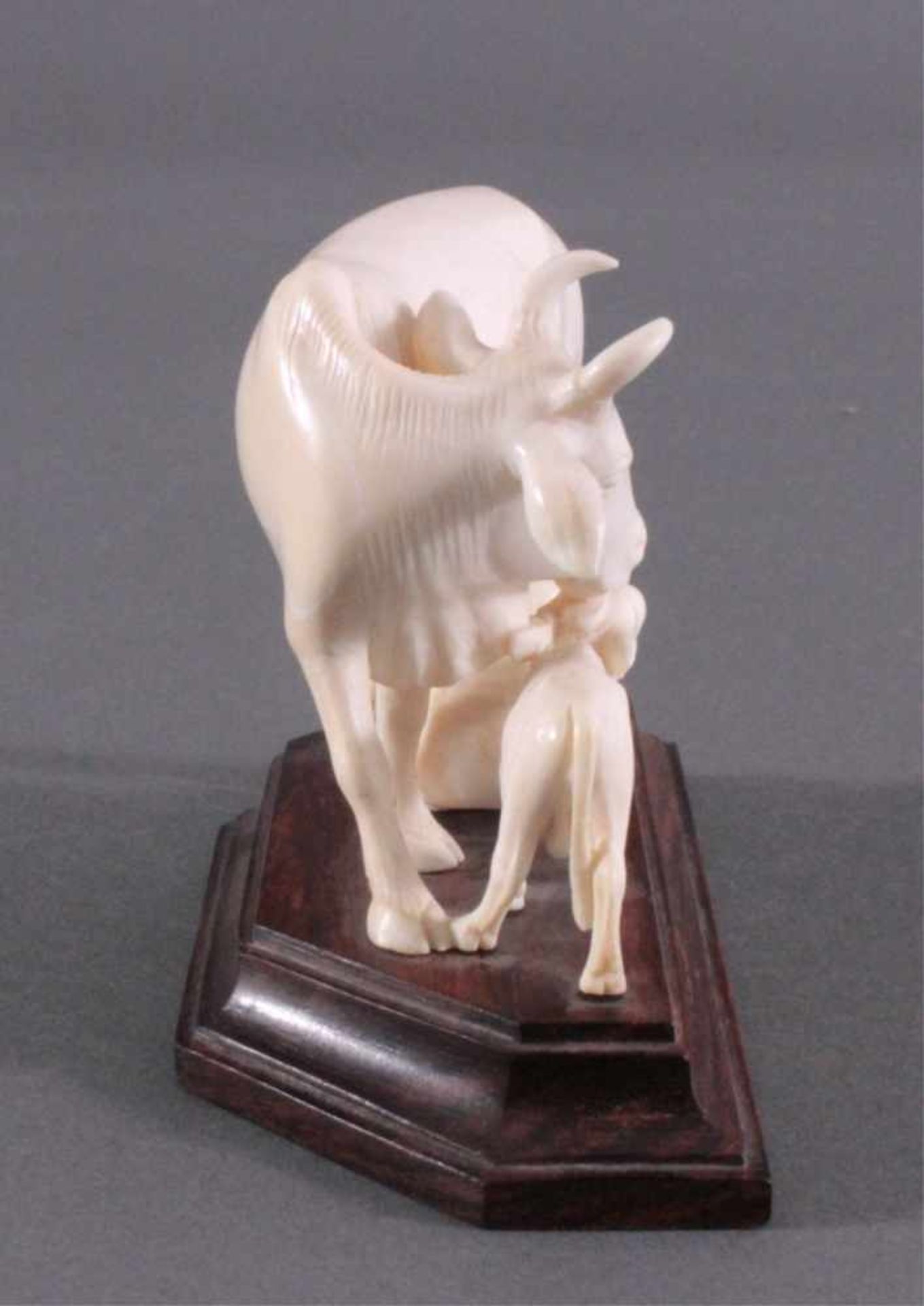 Elfenbeinfigur, Kuh mit Kalb und Bäuerin beim melkenvollplastisch geschnitzt, ca. 8 x 11 x 5,5 cm. - Bild 4 aus 5