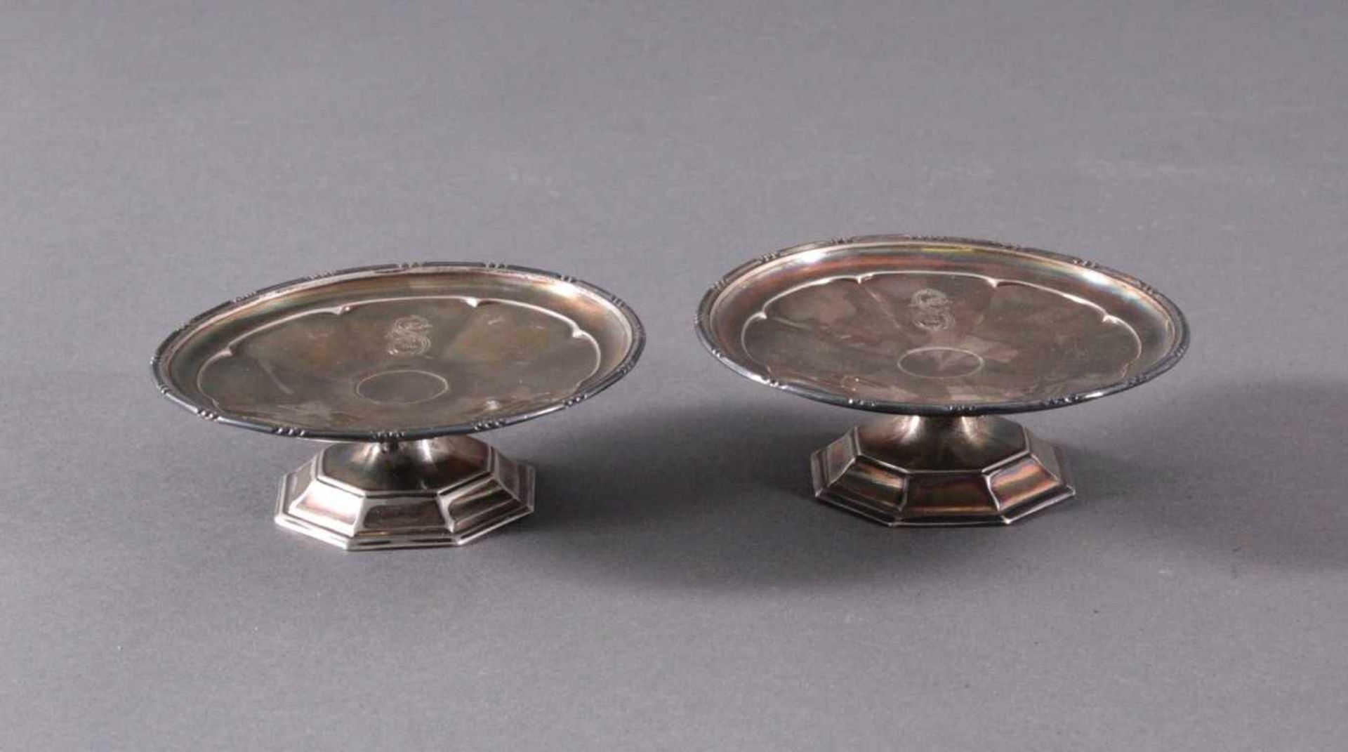 2 kleine Etageren, Silber, England um 1900Runde Etageren auf 8-eckigem Fuß, punziert R&B