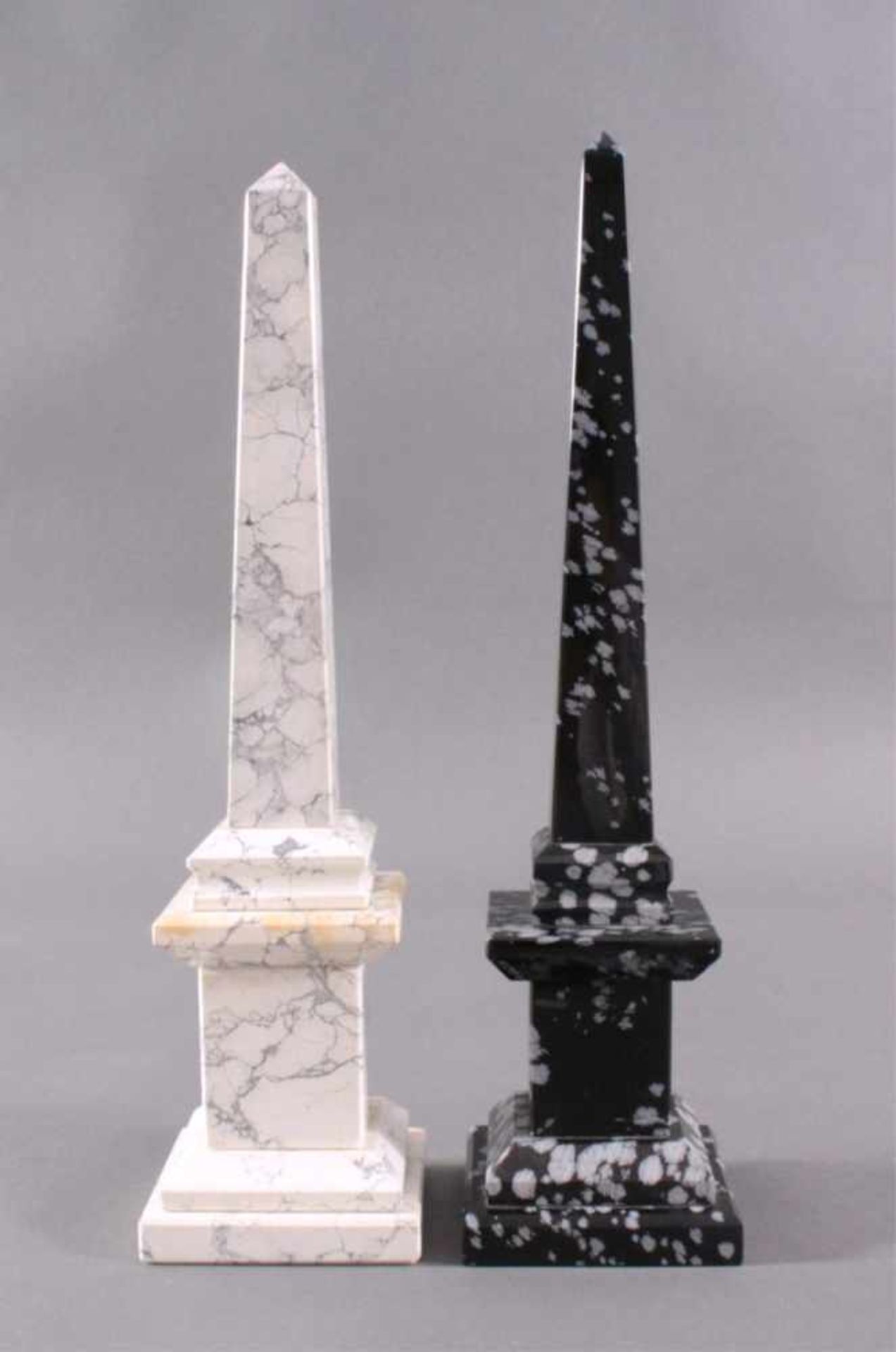 2 Edelstein-Obelisken1x Schneeflocken-Obsidian, Höhe ca. 45 cm, Gewicht ca.2,55 kg.1x Howlith,