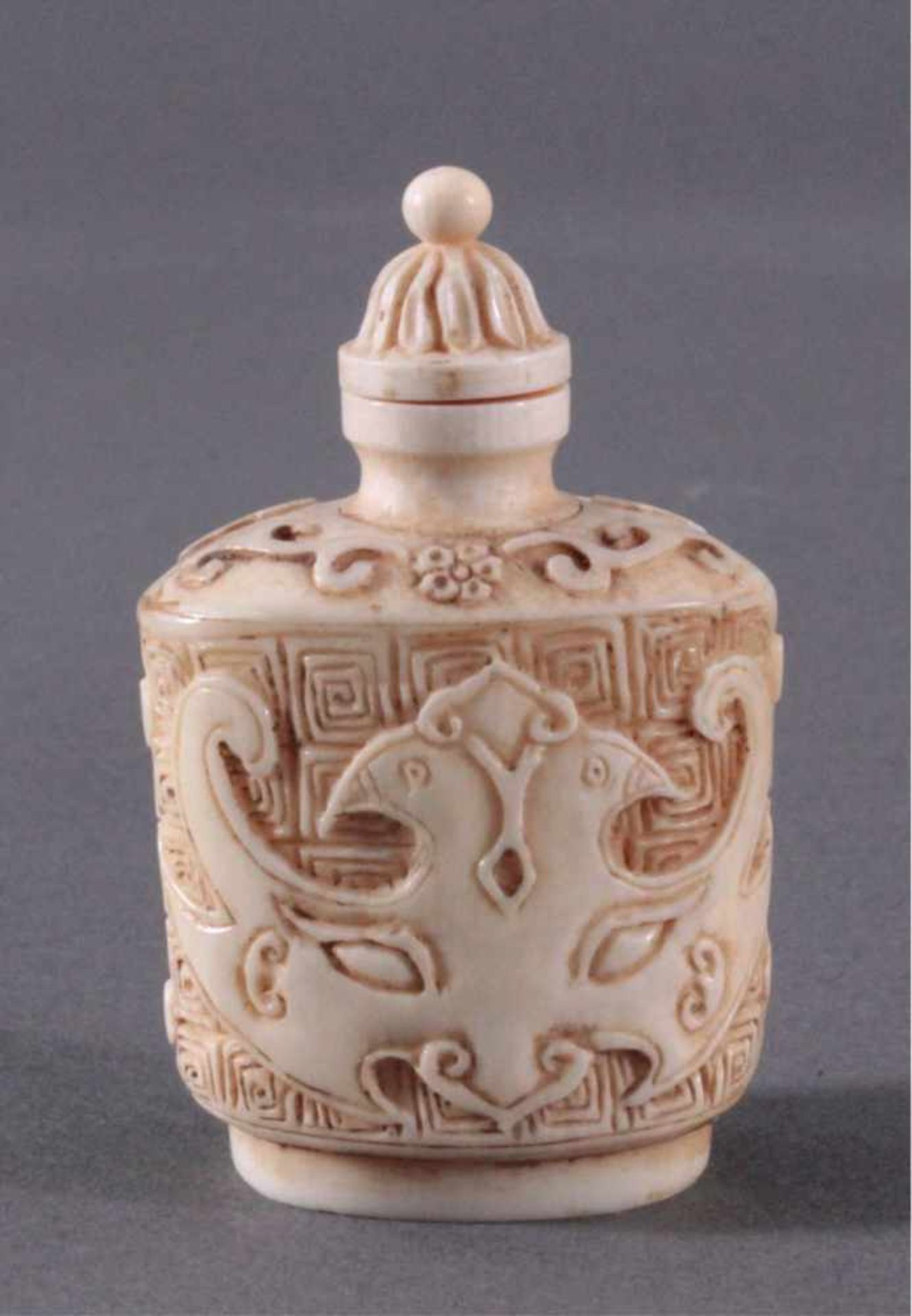 Snuff Bottle aus Elfenbein, China um 1900Umlaufend feine Schnitzarbeit von Ornamenten,ca. Höhe 6,5