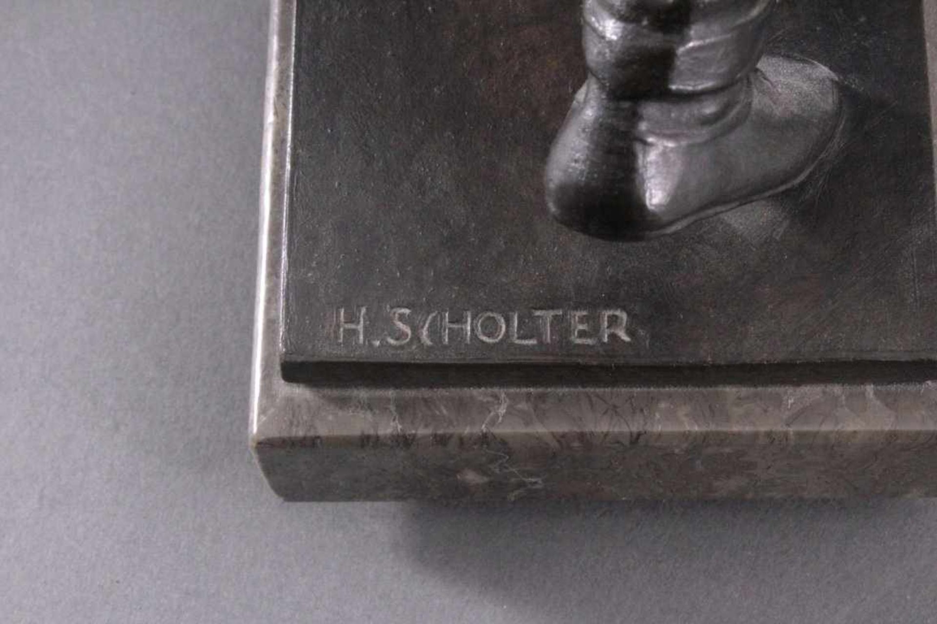 Hendrik Scholter (XX). Bronzeskulptur"Kegelspieler", auf der Plinthe signiert. AufMarmorsockel, - Bild 7 aus 7