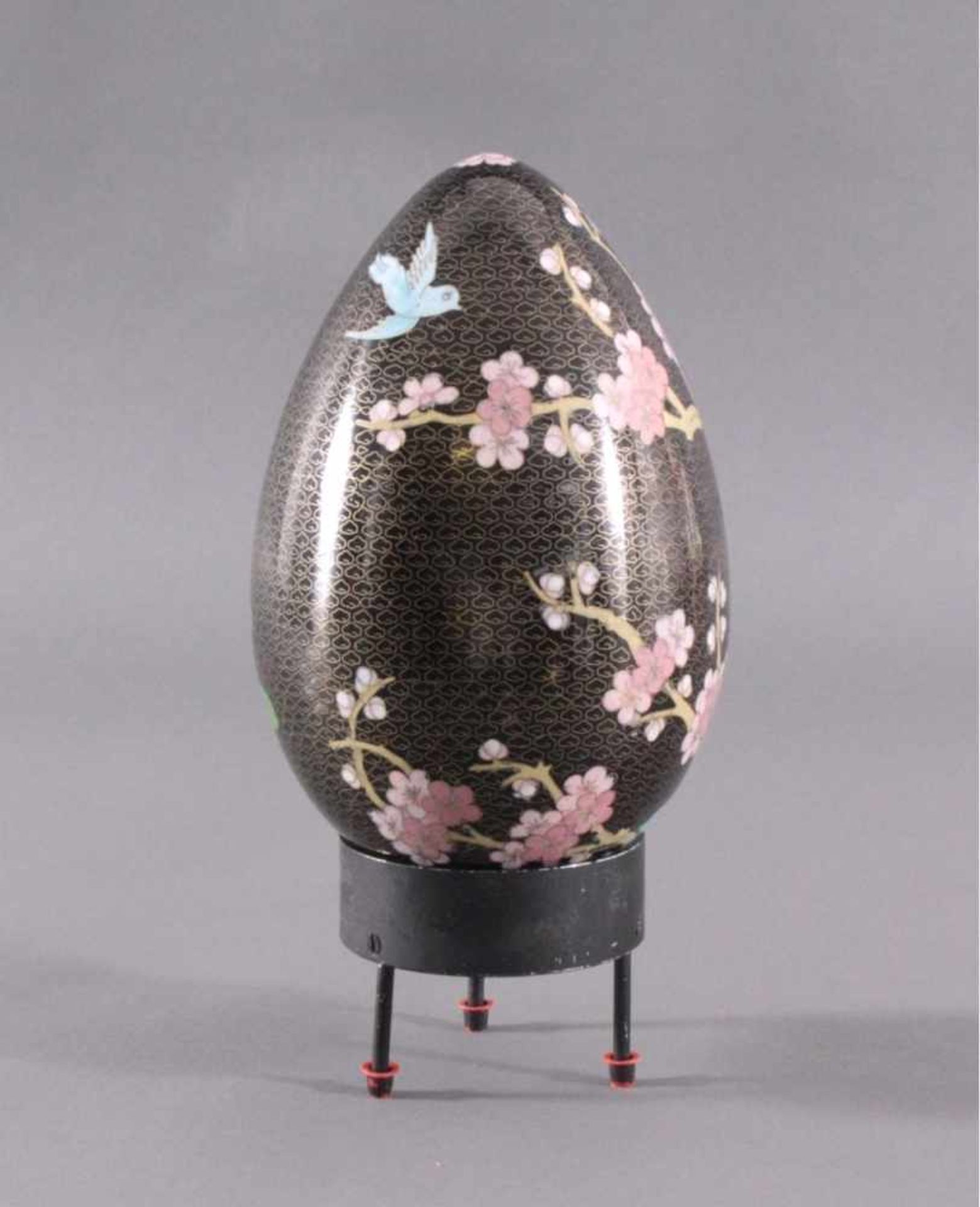 Großes Cloisonne Ei, China 1. Hälfte 20. Jh.Kupferkorpus, polychrom emailliert im Kirschblütendekor, - Image 3 of 5