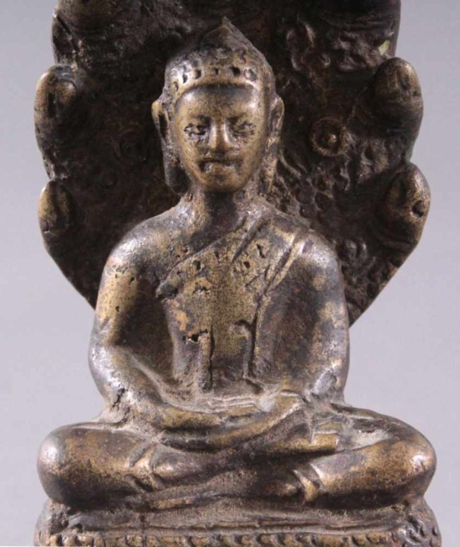 Sitzender Buddha auf SchlangethronSchakyamuni Buddha in typischer Meditationshaltung aufeiner sich - Image 5 of 6
