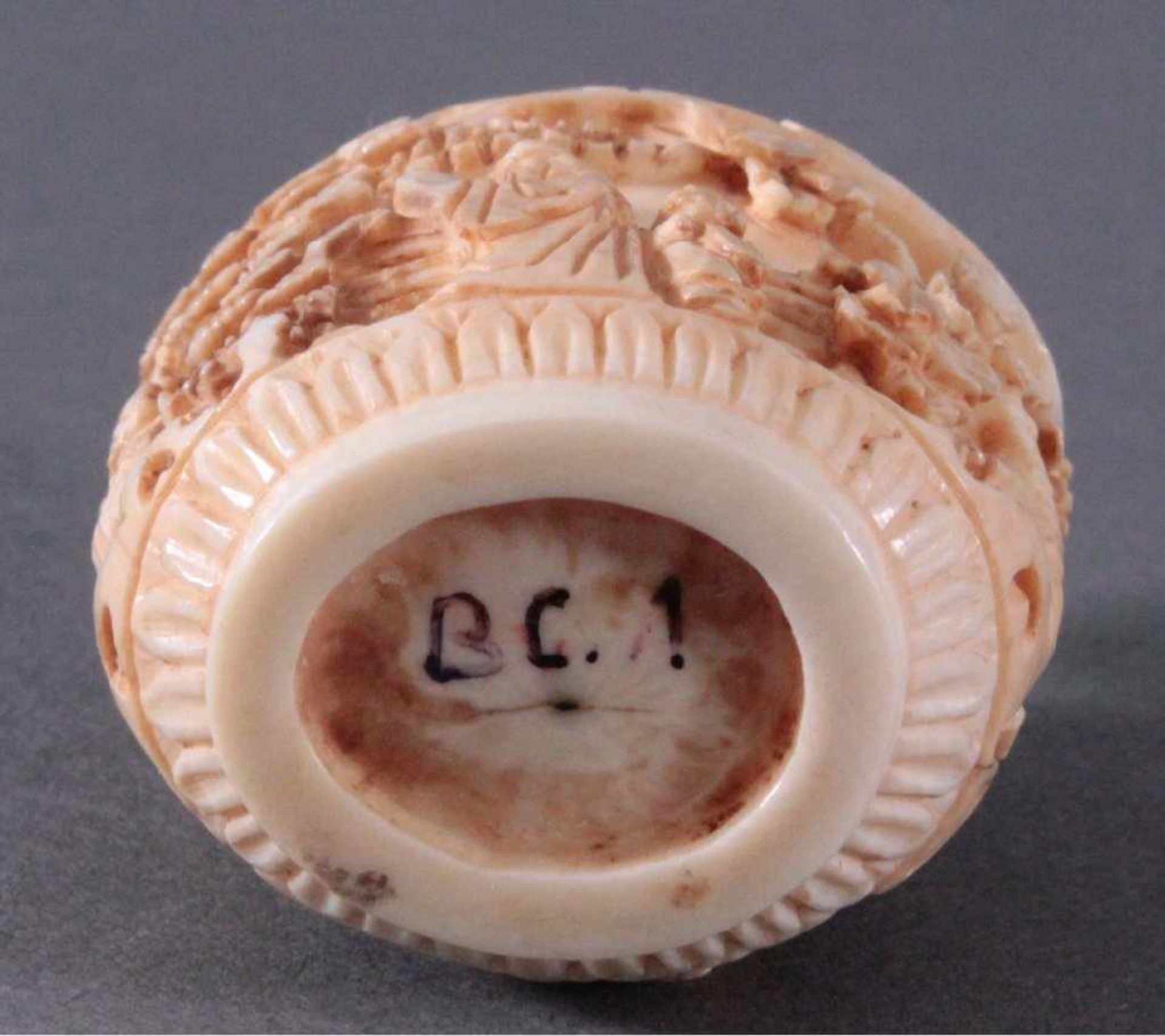 Snuff Bottle aus Elfenbein, China um 1900Umlaufend feine Schnitzarbeit von Personen im Garten - Image 7 of 7