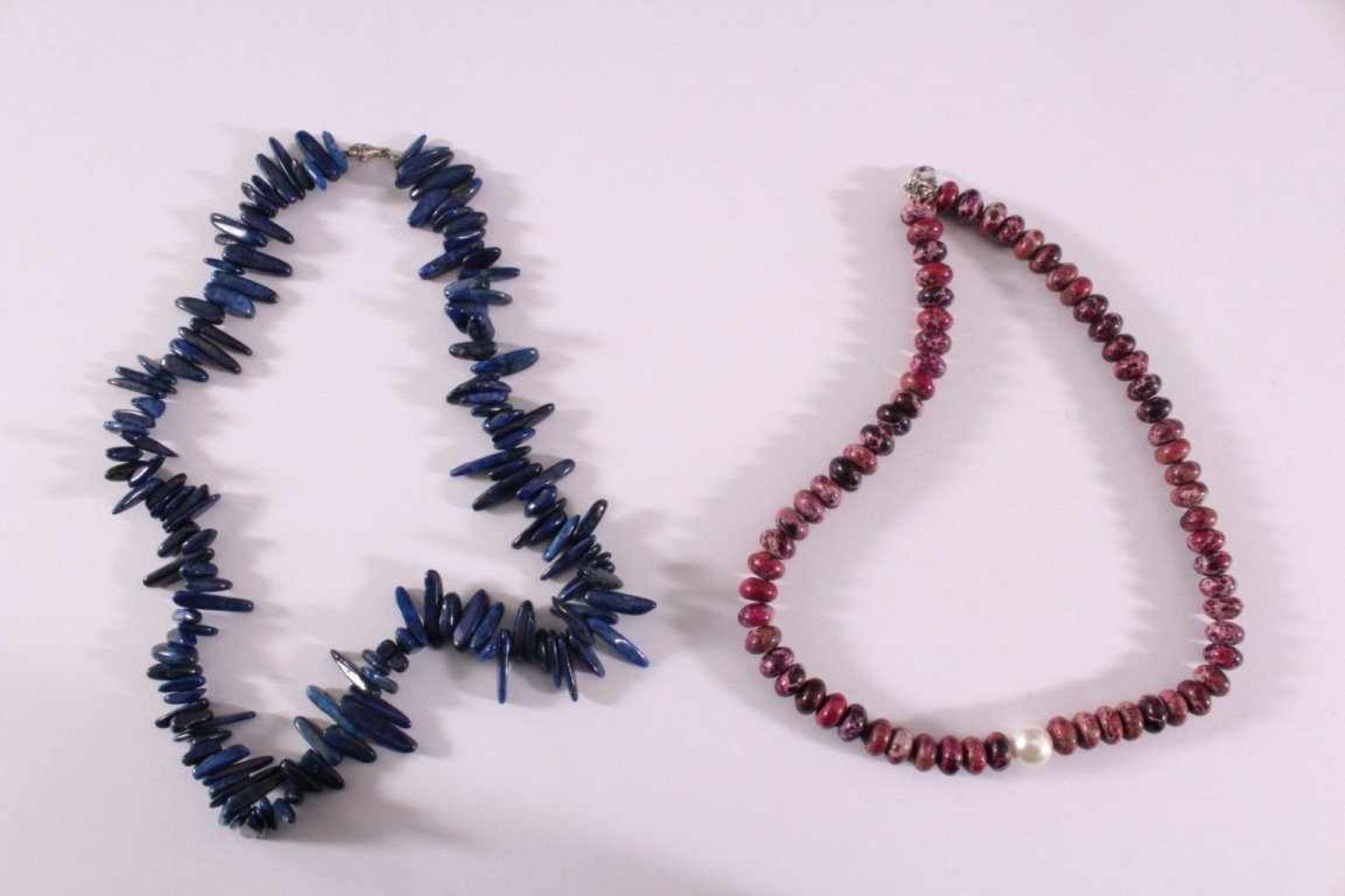 Modeschmuck, zwei Damen Halsketten1x mit Halbedelsteinen und einer Kunstperle, ca. Länge 48cm.1x mit