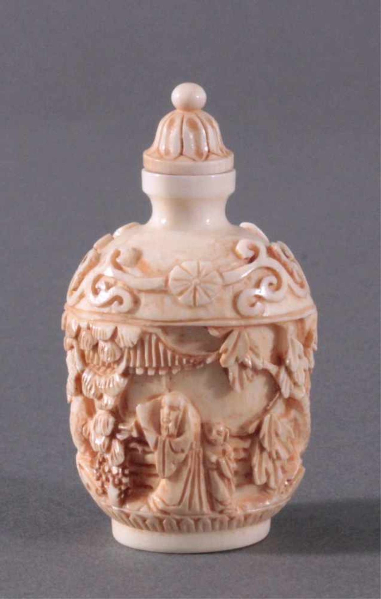 Snuff Bottle aus Elfenbein, China um 1900Umlaufend feine Schnitzarbeit von Personen im Garten