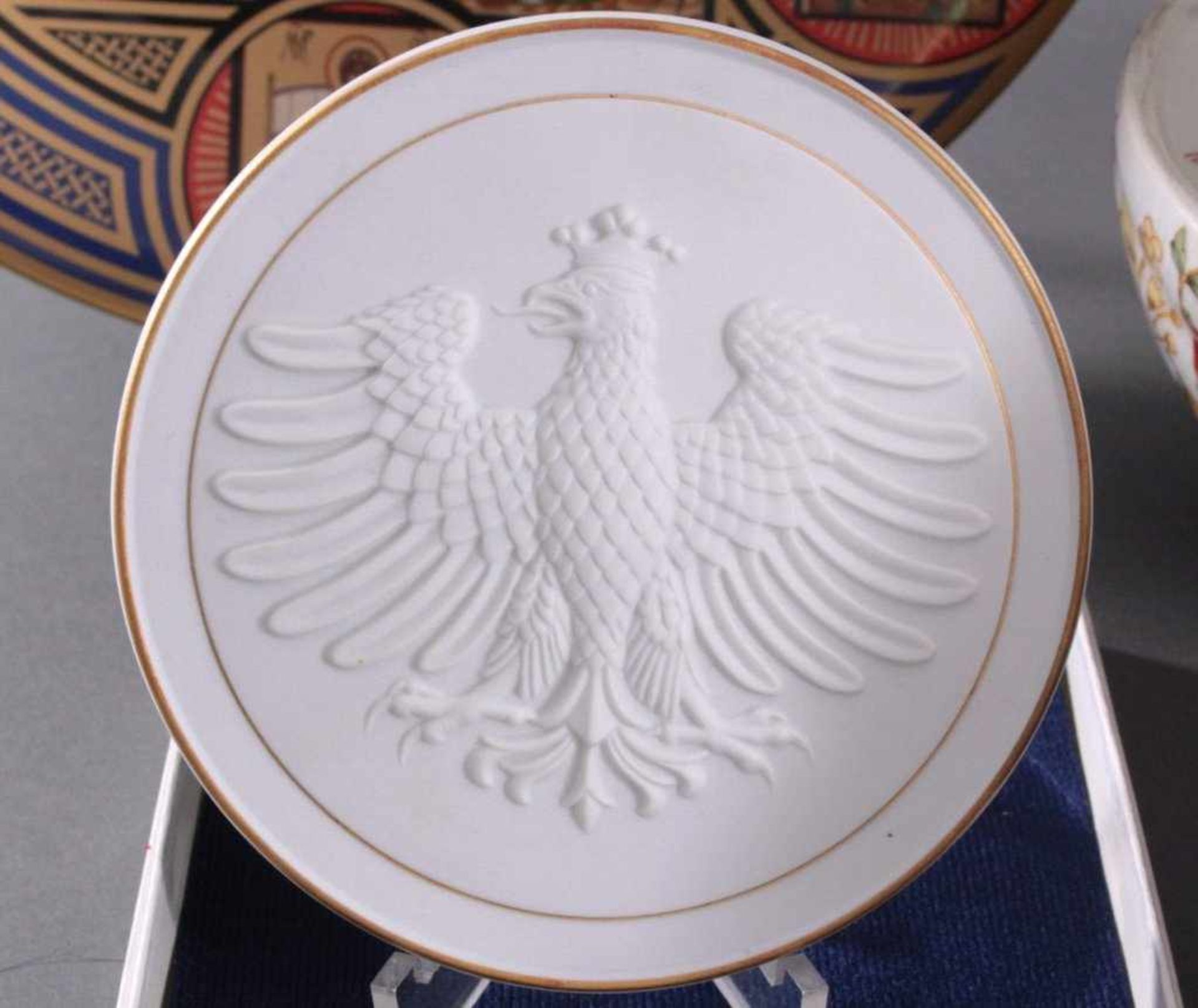 4 Teile Porzellan / Keramik1 großes Porzellan-Ei, Fantasiemarke, ca. Höhe 25,5 cm.1 Jahresteller - Bild 3 aus 6