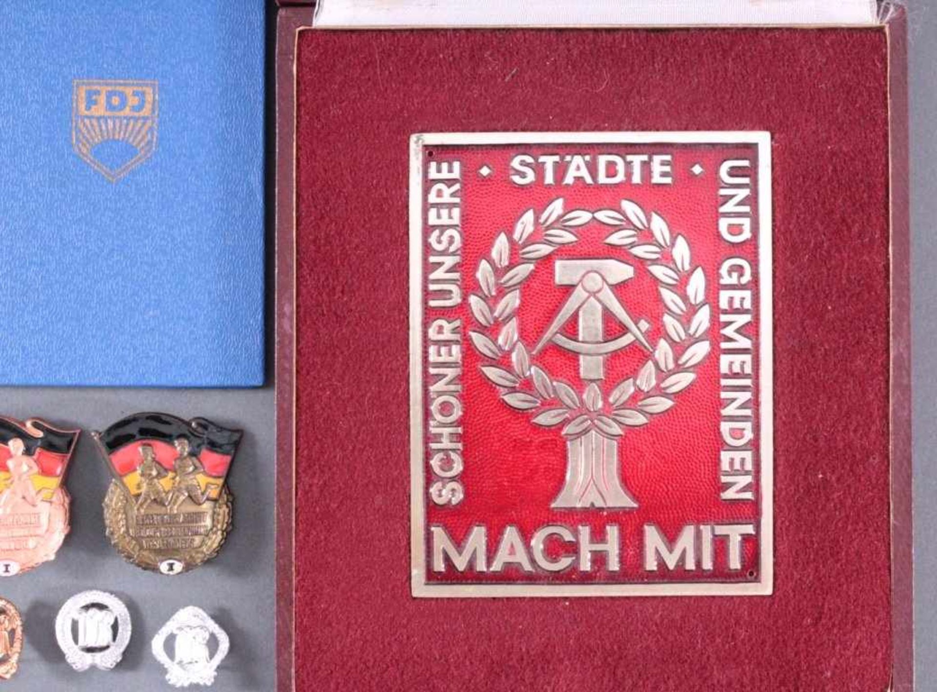 DDR VeranstaltungsabzeichenCa. 28 Stück, aus Stoff, Metall gefertigt, in den Größen 2bis 18 cm. - Bild 4 aus 4