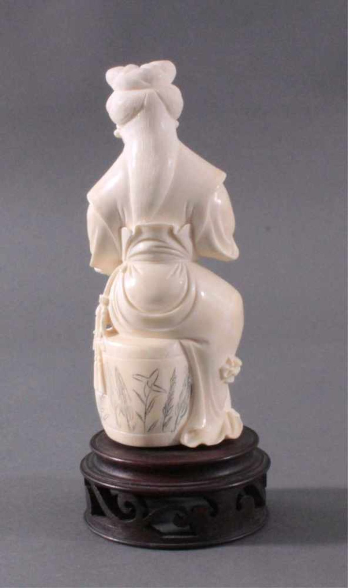 Elfenbeinfigur, sitzende Geisha mit GongVollplastisch geschnitzt, auf rundem Holzsockel,ca. Höhe - Image 3 of 6