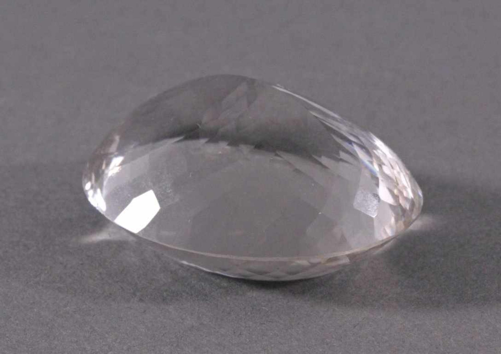 Weißer Bergkristall von 203 Karat aus BrasilienUnbehandelt, weiss, ovale Form - Bild 2 aus 3