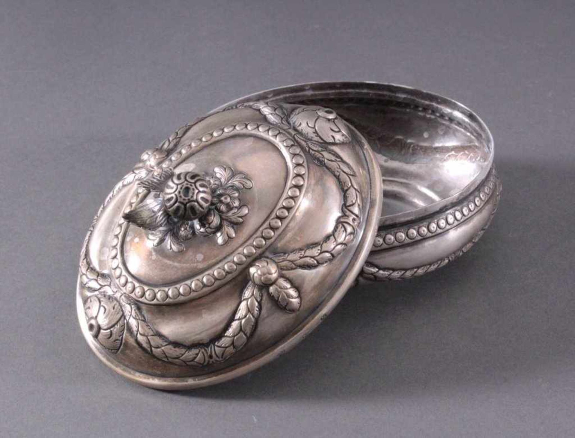Silberne Deckeldose 19. Jh.Reliefierte Dose, ovale Form, Deckelknauf in Form einerKnospe, - Bild 3 aus 6