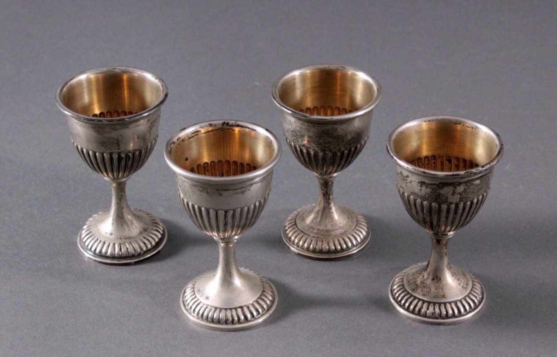 4 silberne Eierbecher um 1900Deutsche Punze Sichel und Krone 800er Silber, ca. Höhe 7 cm,191 g. - Bild 2 aus 4