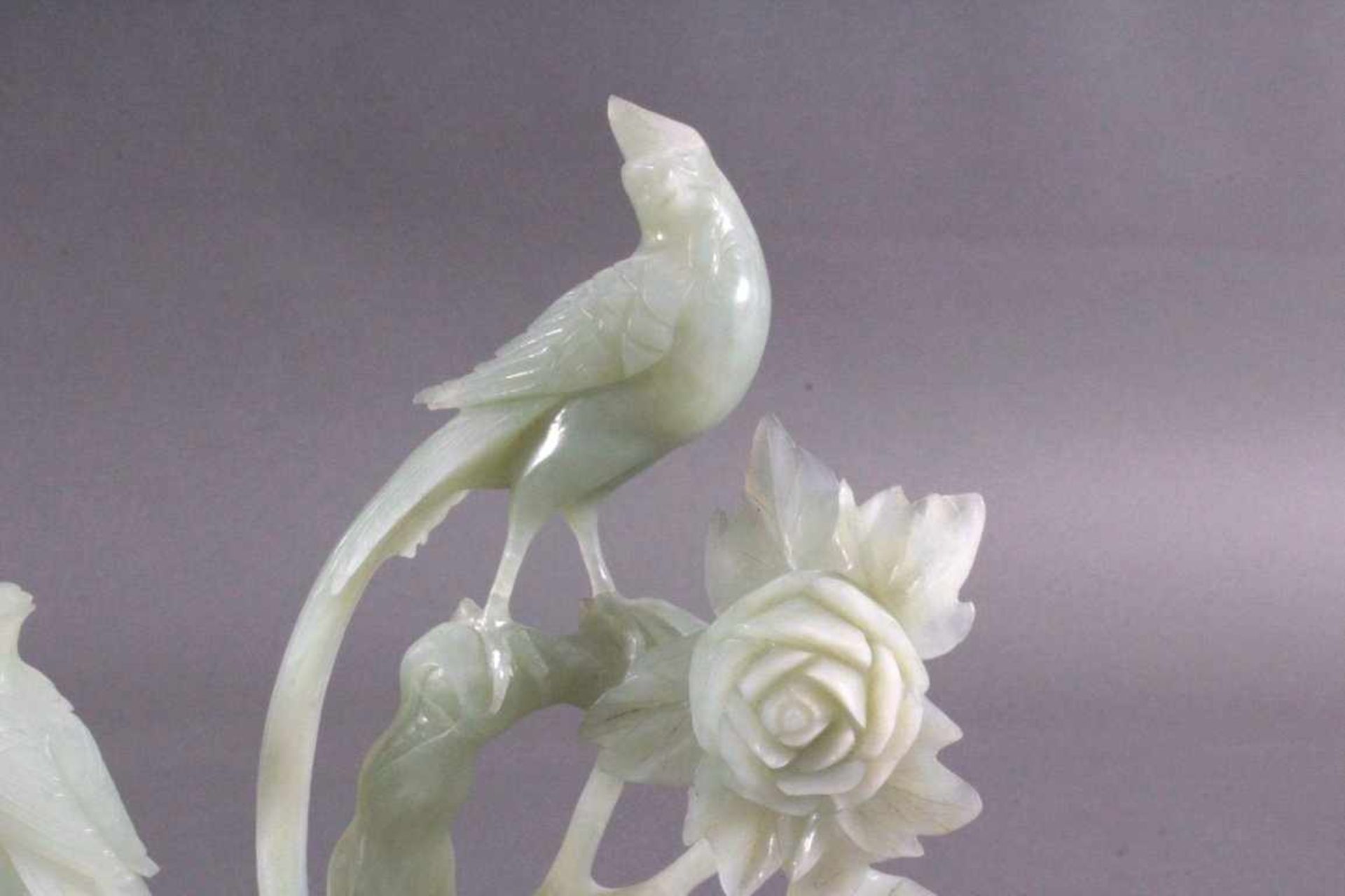 Jade Skulptur "3 Vögel auf einer Blume"Vollplastische Arbeit aus grüner Jade, ovaler Holzsockel, - Bild 2 aus 4