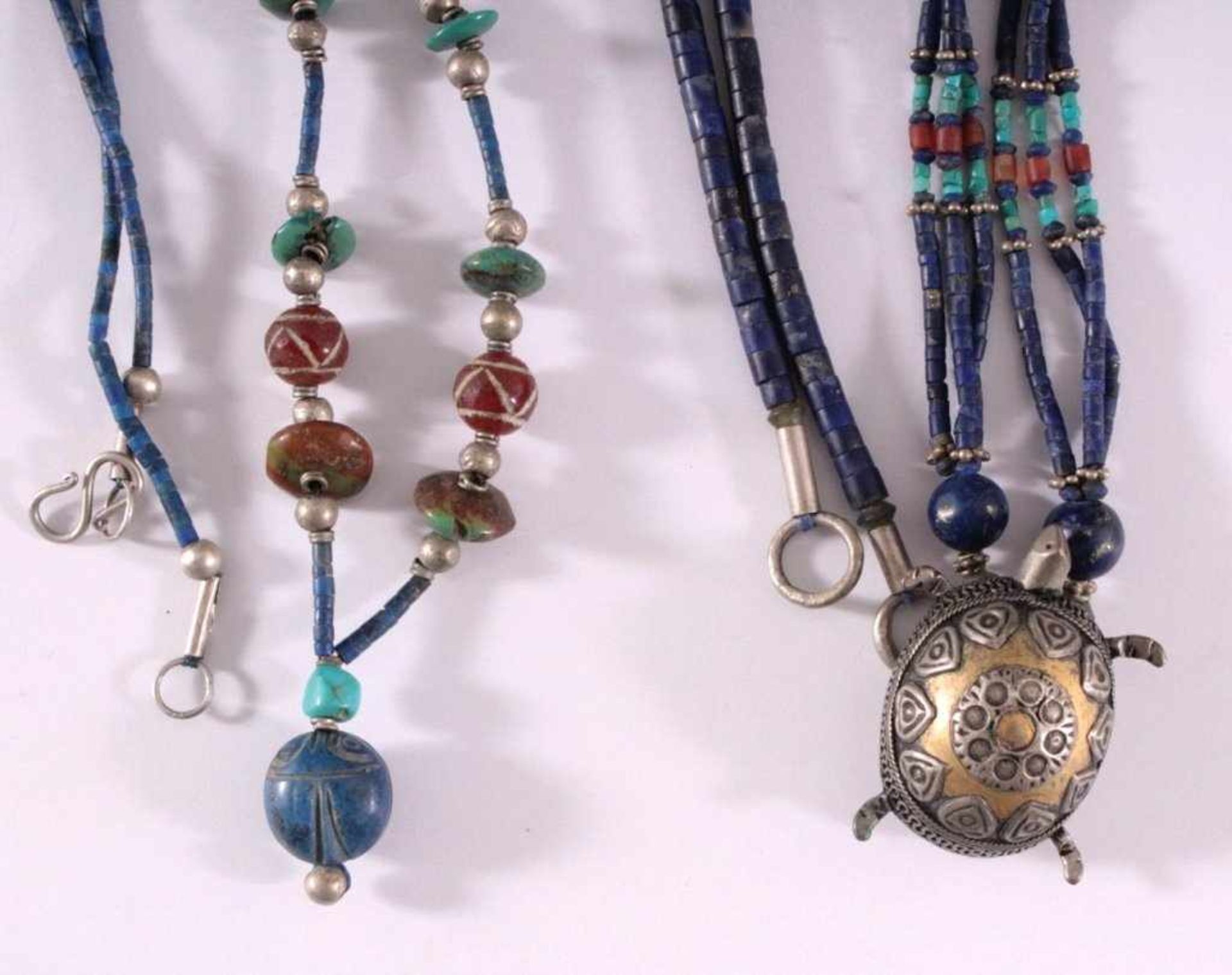 Vier HalskettenKetten aus Lapislazuli, Türkis, Carneol, Silber..aufgefädelt, Anhänger aus Tombak, - Image 2 of 3