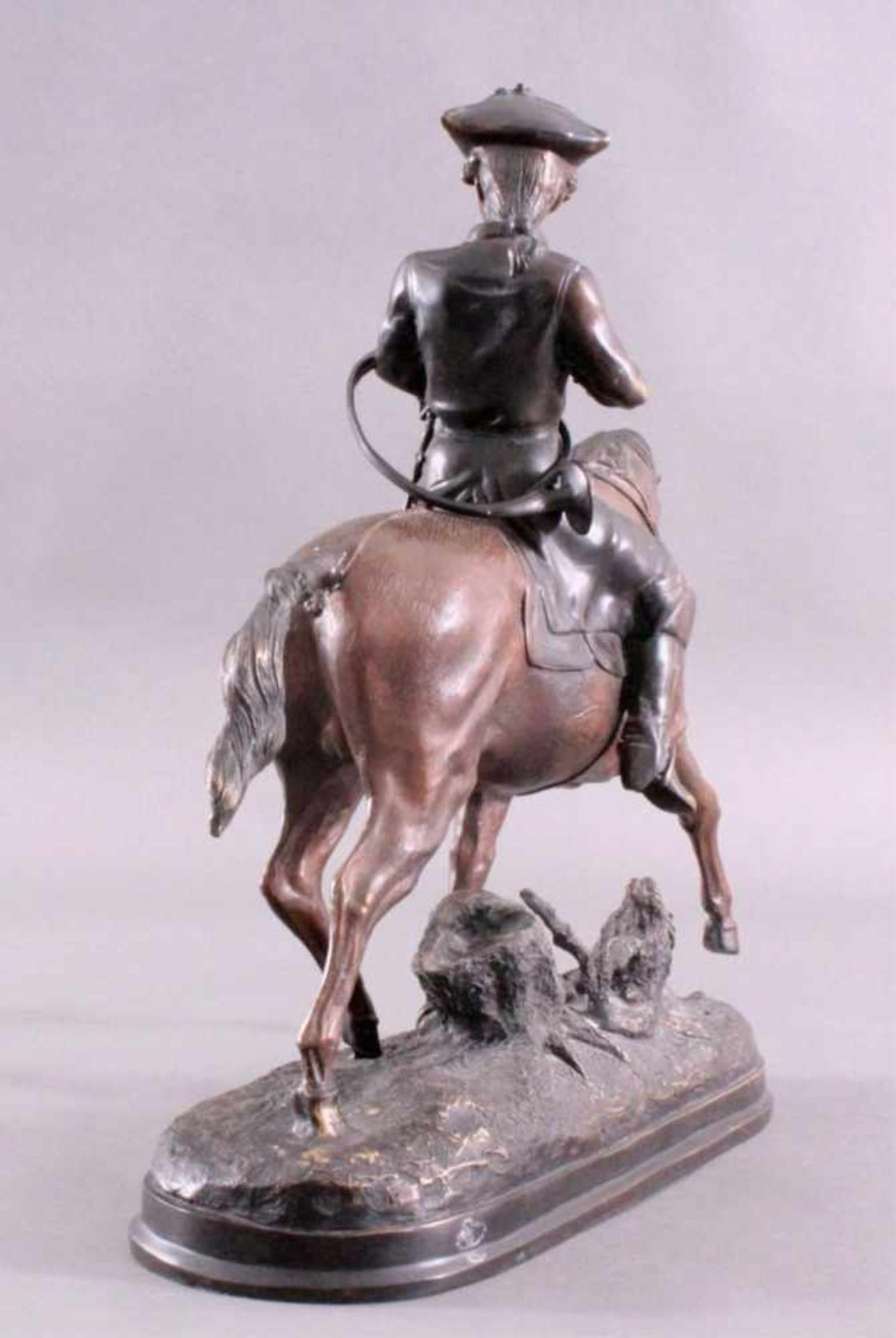 Barye, Antoine-Louis 1796-1875, große BronzeskulpturParadesoldat mit Jagdhorn auf Pferd, auf der - Bild 5 aus 6