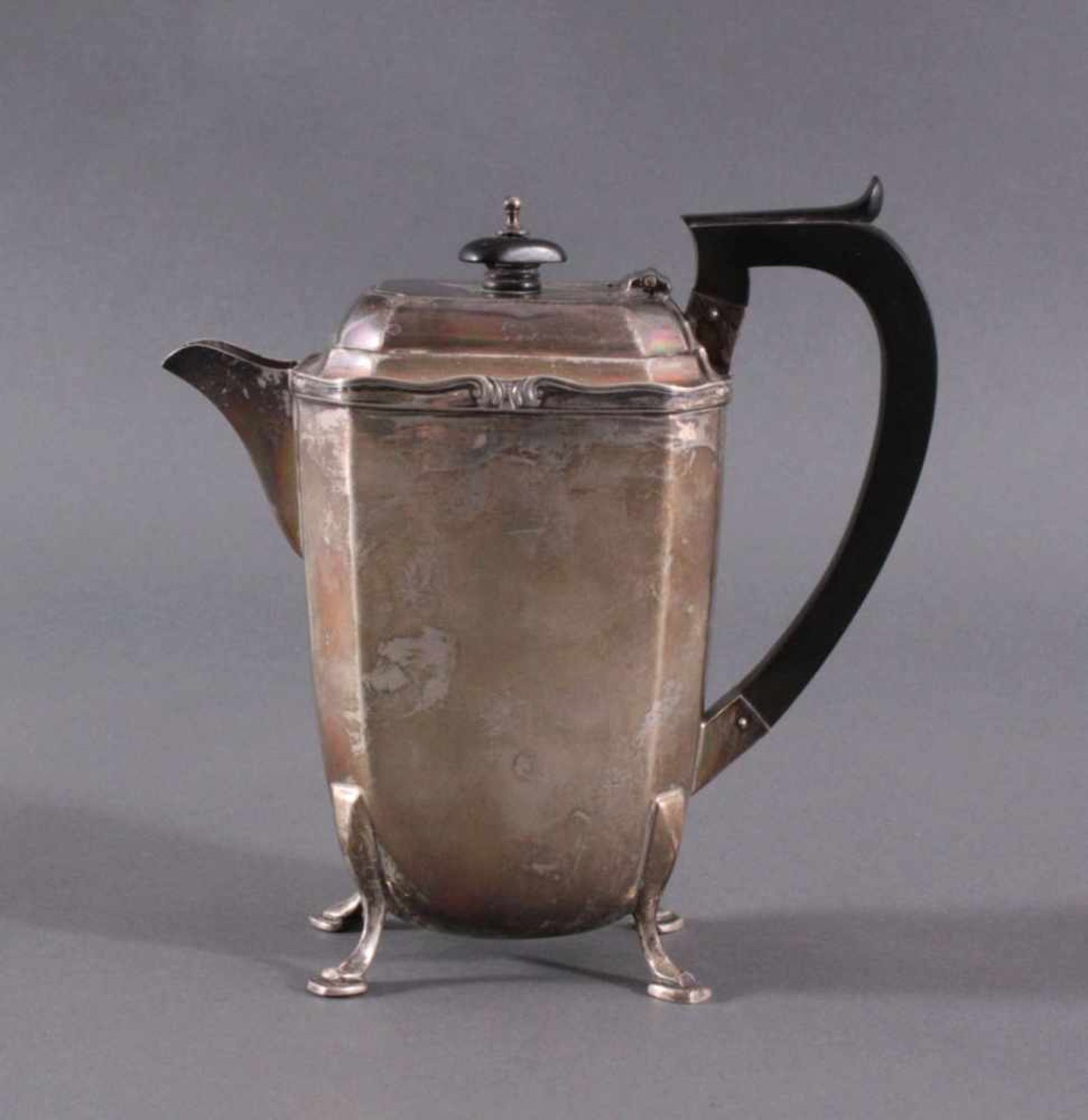 Silberne Teekanne, England 19. Jh.Silberne Kanne auf vier Volutenfüßen, ebonisierter Griff undKnauf, - Image 2 of 6