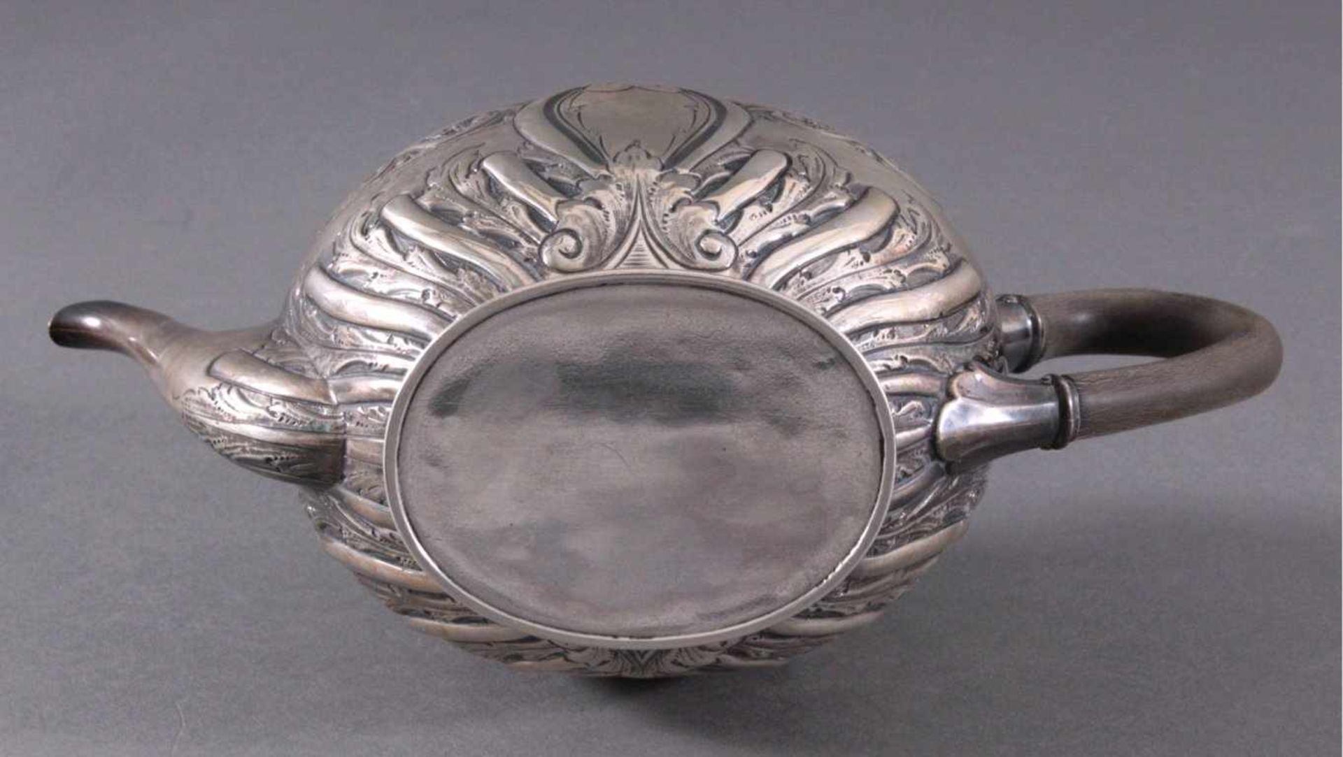 Silberne Teekanne, England 19. Jh.Getriebenes Silber, reliefierte Wandung, ebonisierter Griffund - Bild 6 aus 6