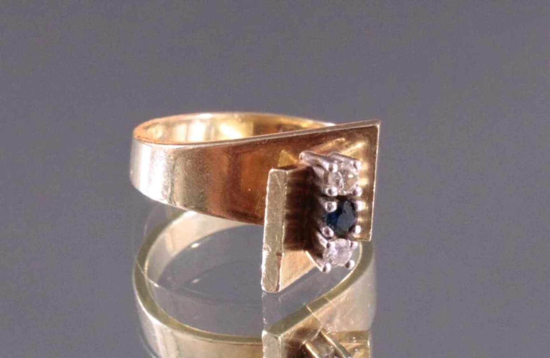 Damenring mit 2 kleinen Diamanten und 1 Saphir14 Karat Gelbgold, RG 54, ca. 6,4 g. - Bild 3 aus 3