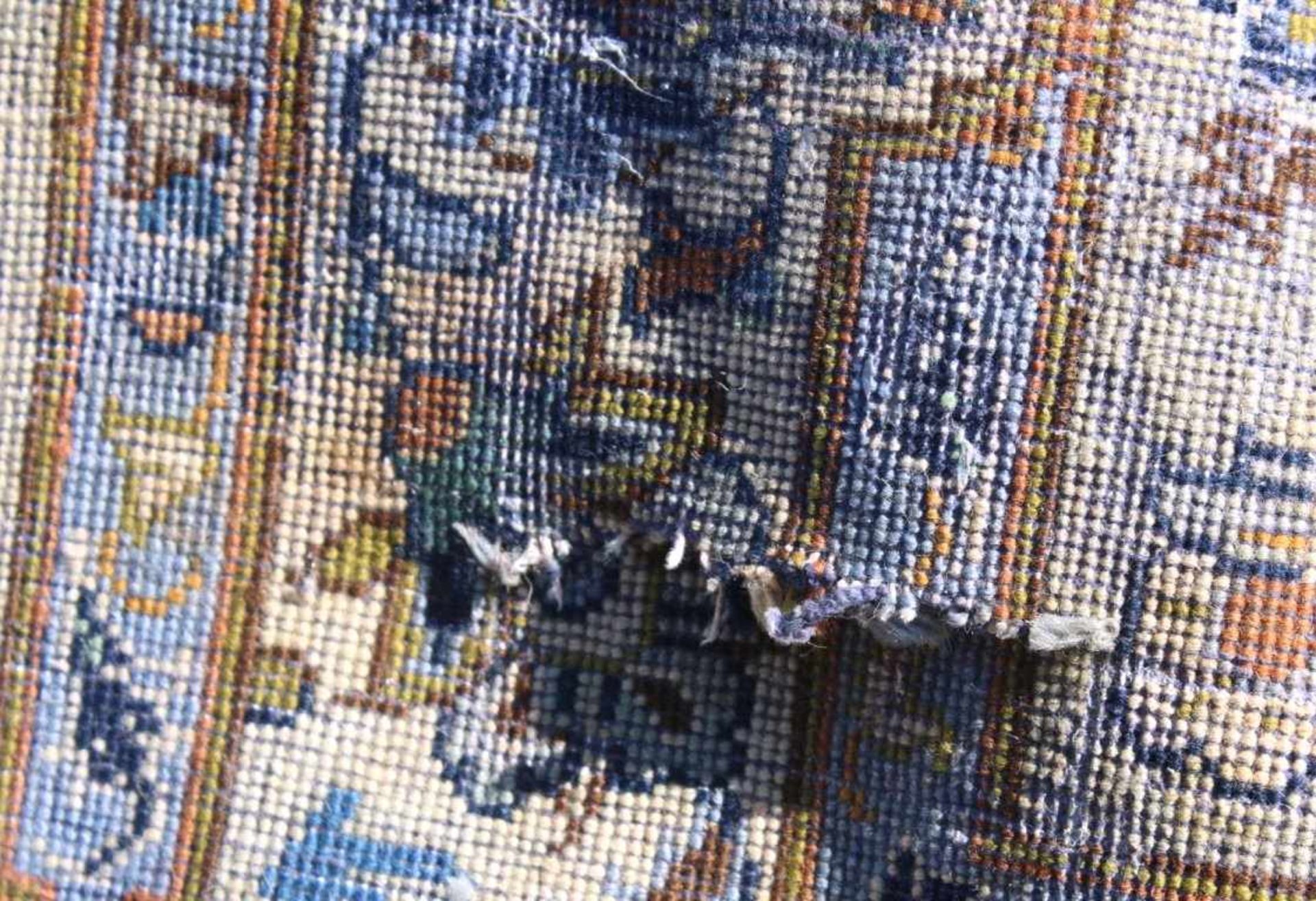 Keshan-TeppichWolle, signiert, blau beige, florale Muster in Medaillon undBordüre, Riss rechts - Image 4 of 5