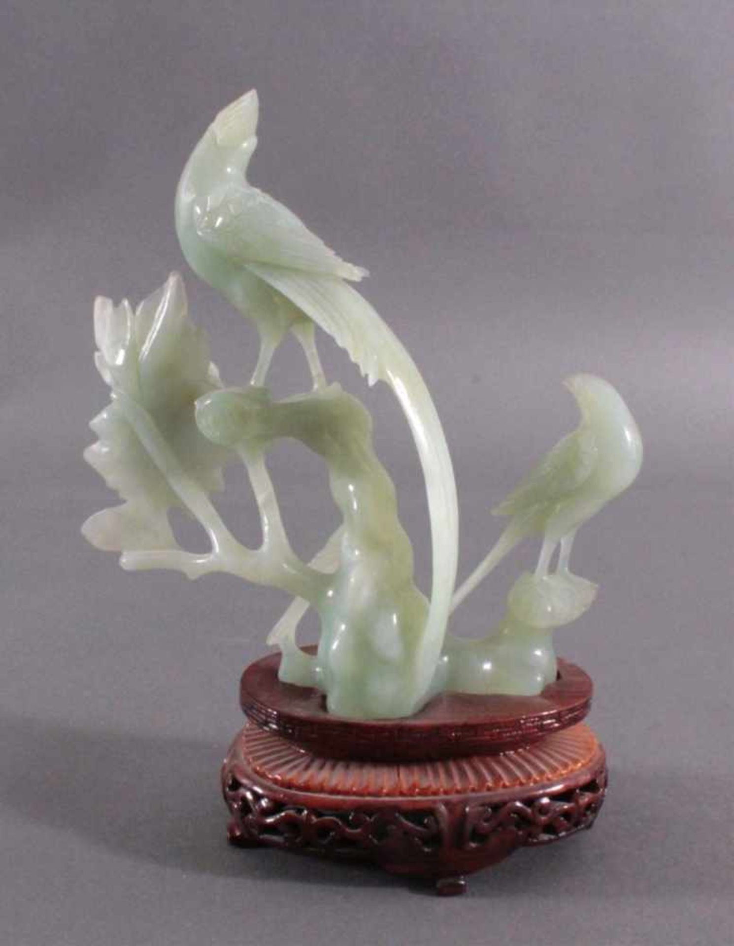 Jade Skulptur "3 Vögel auf einer Blume"Vollplastische Arbeit aus grüner Jade, ovaler Holzsockel, - Image 4 of 4