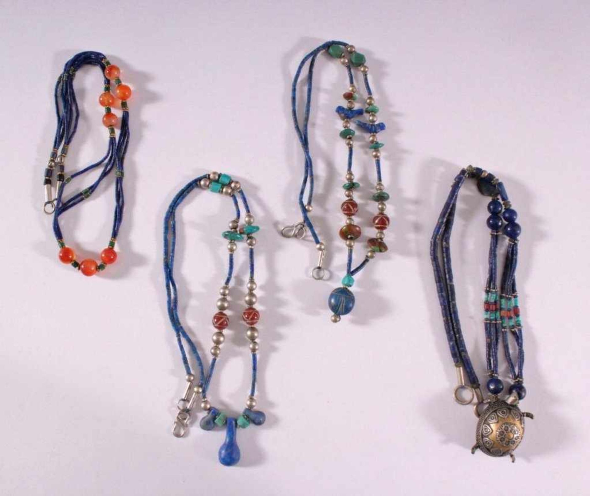 Vier HalskettenKetten aus Lapislazuli, Türkis, Carneol, Silber..aufgefädelt, Anhänger aus Tombak,