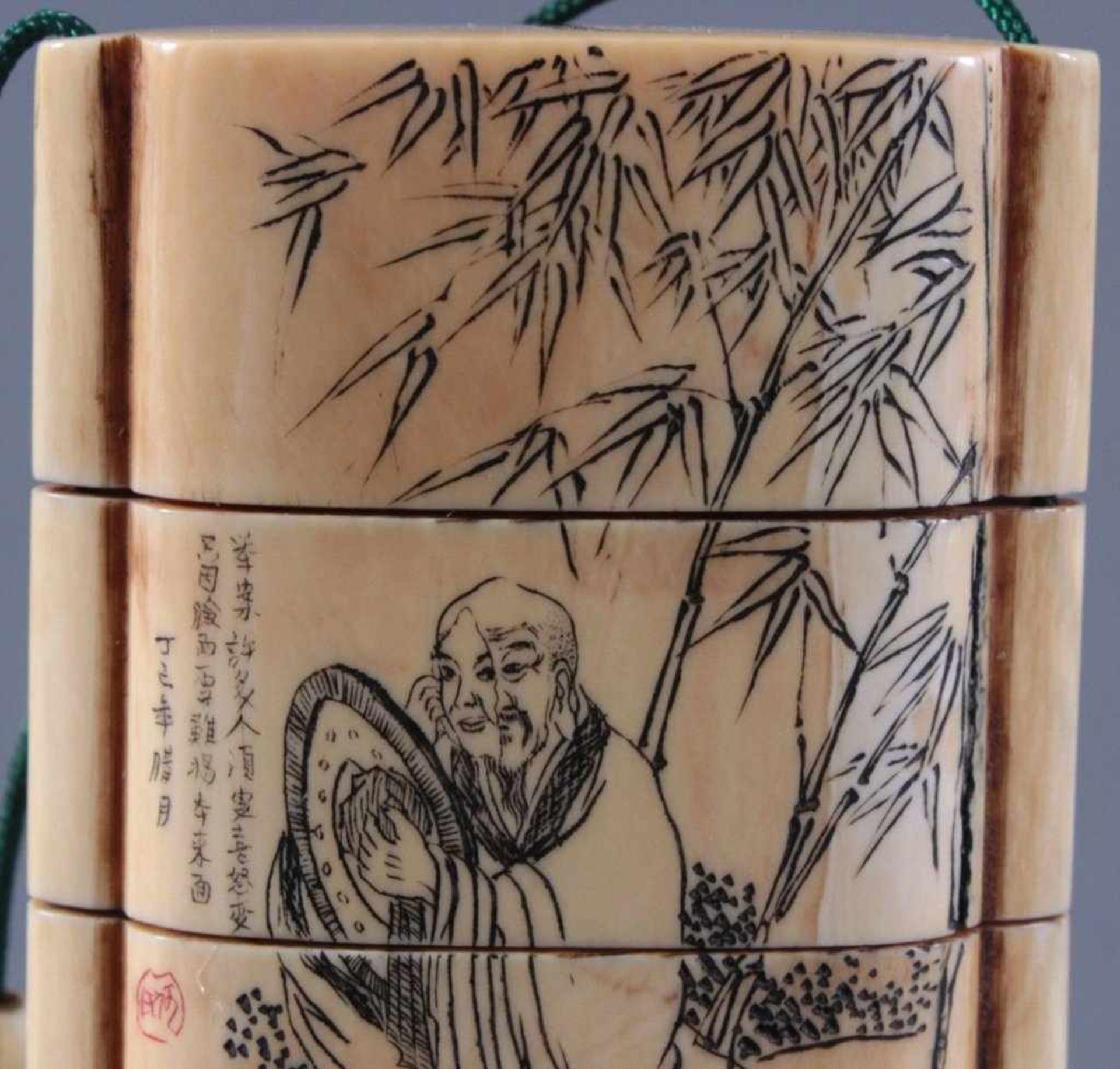Netsuke und InroInro aus Elfenbein, 4-teilig, beideseitig signiert,Darstellung von einem Mann mit - Image 5 of 7