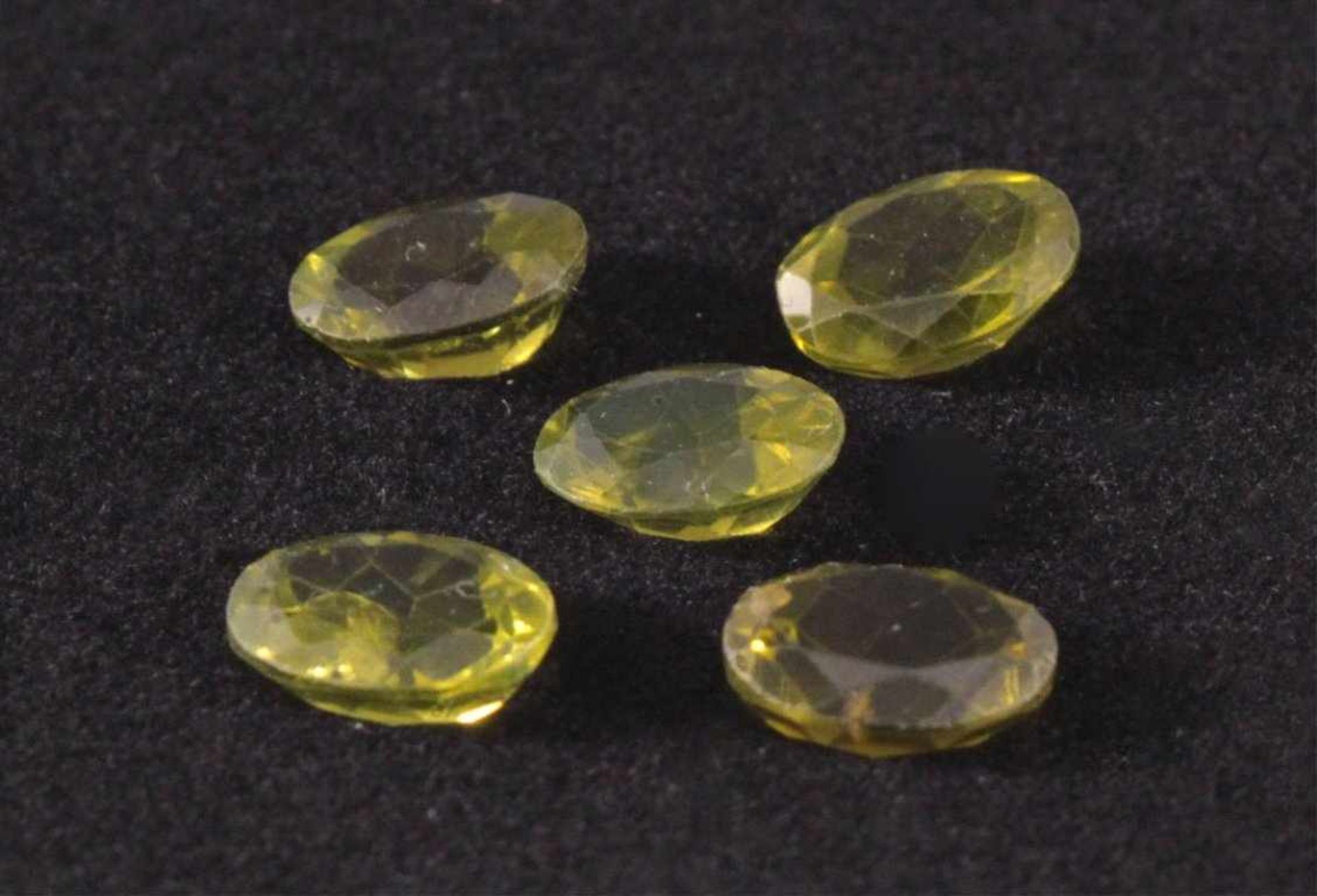 Fünf Peridote von 10,3 KaratOval, olivgrün, innere Merkmale, ca. 10 x 8 x 5 mm. - Bild 2 aus 2