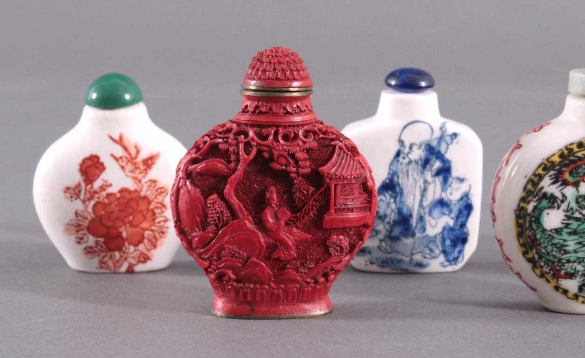 6 Snuff Bottle um 19002 aus rotem Chinalack und 4 aus Porzellan mit polychromerBemalung, ca. Höhe - Bild 3 aus 5