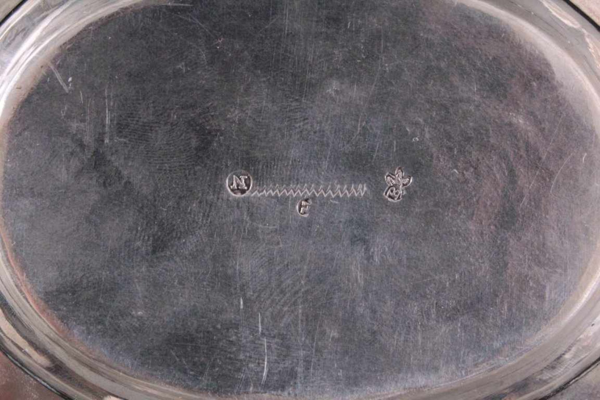 Silberne Deckeldose 19. Jh.Reliefierte Dose, ovale Form, Deckelknauf in Form einerKnospe, - Bild 6 aus 6