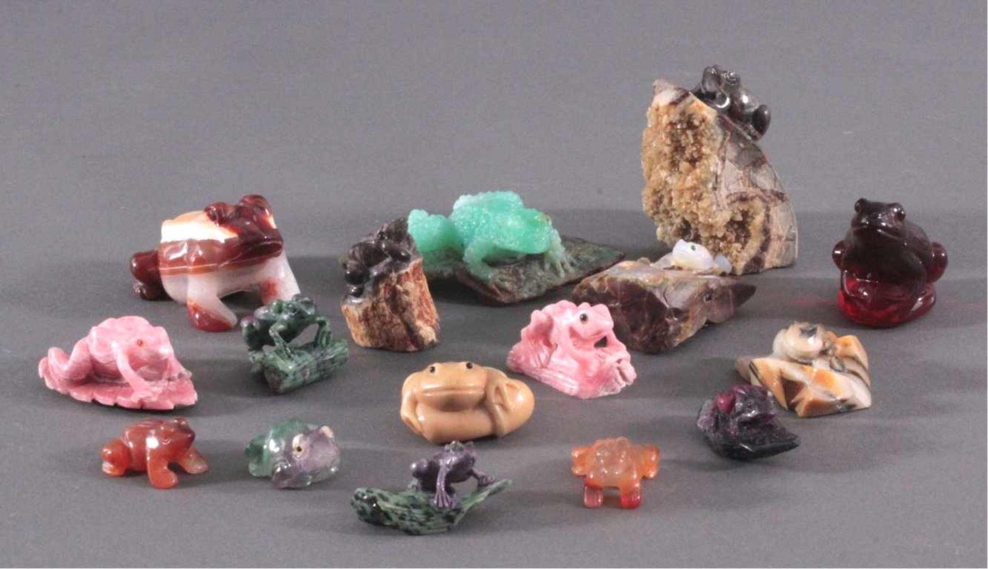 Froschsammlung aus unterschiedlichen Edelsteinen gefertigt16 Stück, vollplastische Arbeit aus