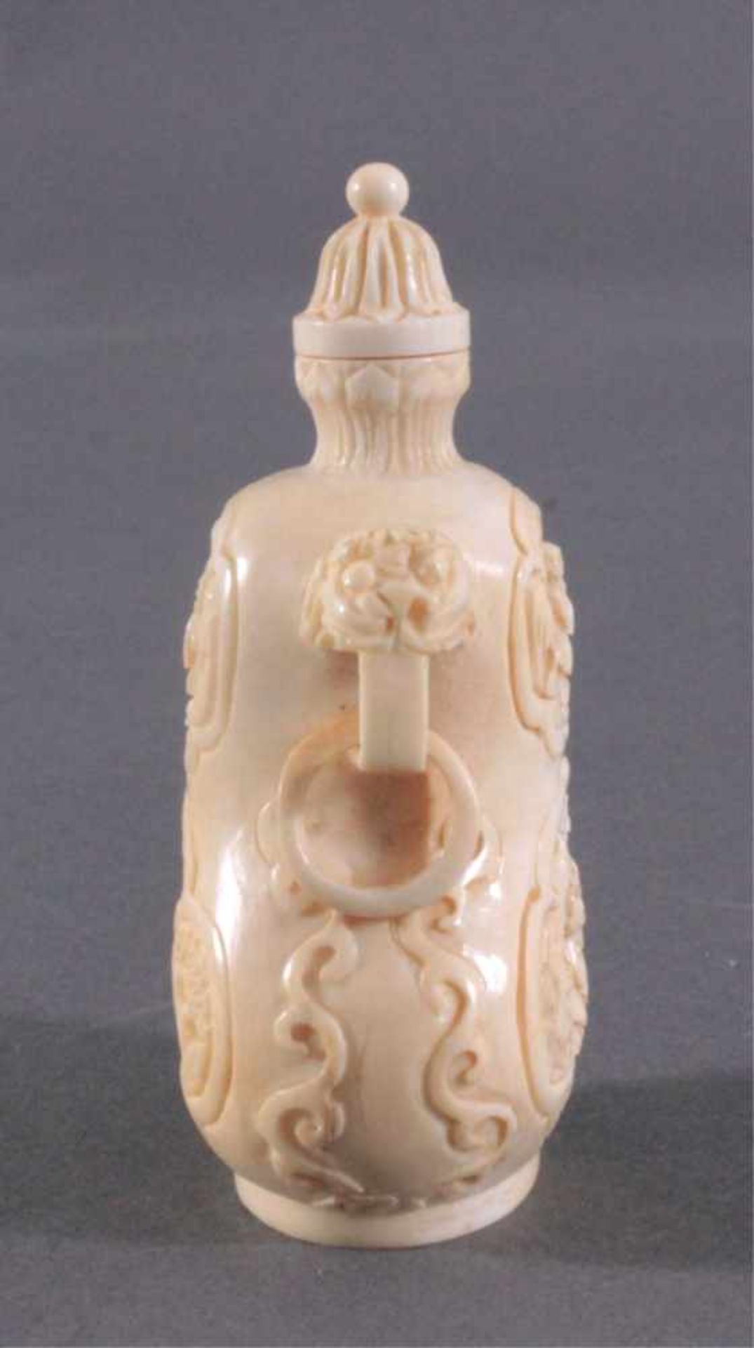 Snuff Bottle aus Elfenbein, China um 1900Umlaufend feine Schnitzarbeit von Personen im Garten, - Bild 4 aus 8