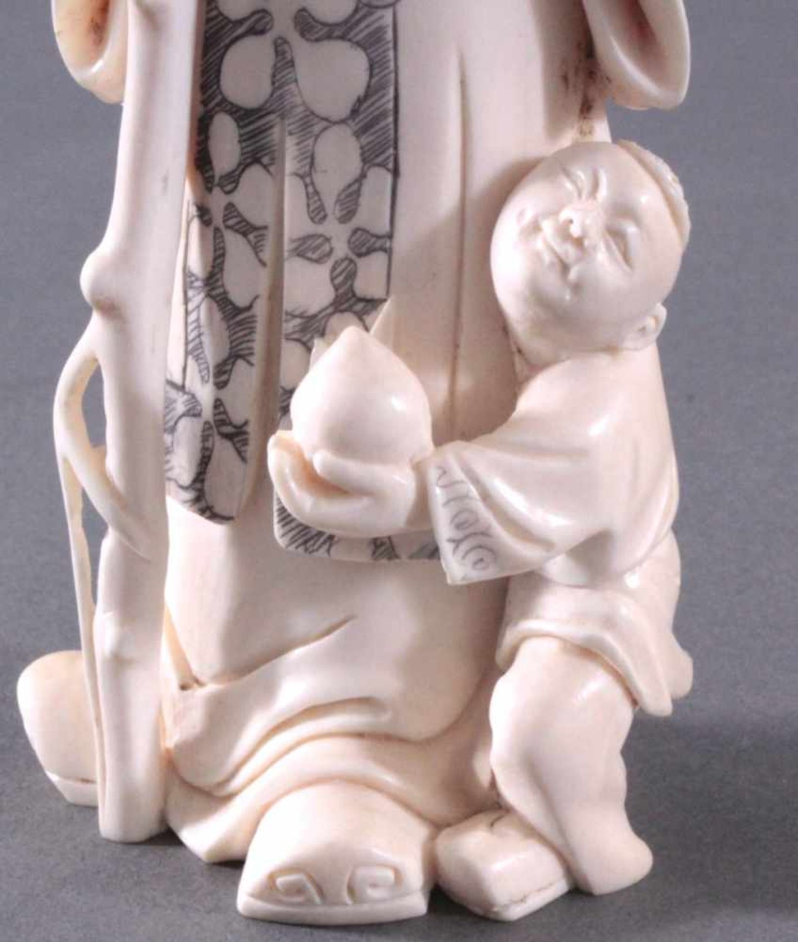 Elfenbeinfigur, China 1.. Hälfte 20. Jh.Dargestellt als wandernder Eremit mit Glatze, Stock - Image 6 of 7