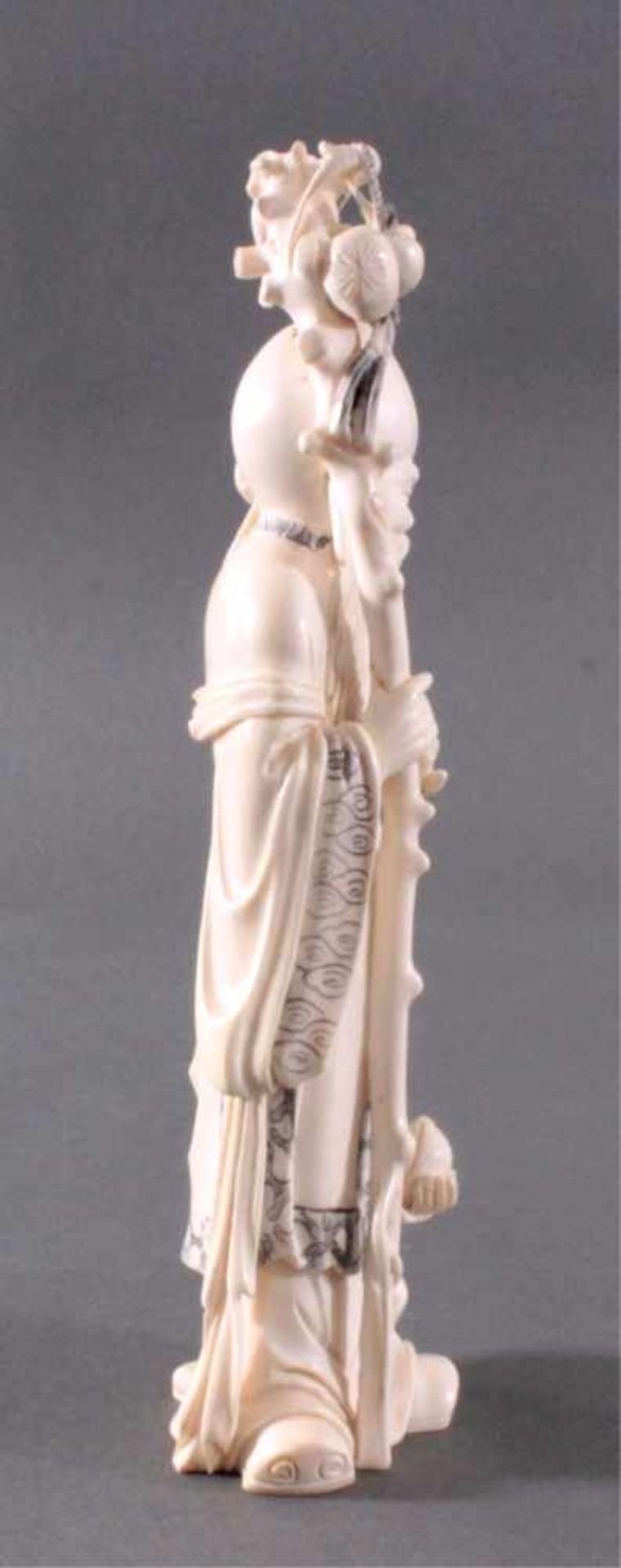 Elfenbeinfigur, China 1.. Hälfte 20. Jh.Dargestellt als wandernder Eremit mit Glatze, Stock - Image 4 of 7