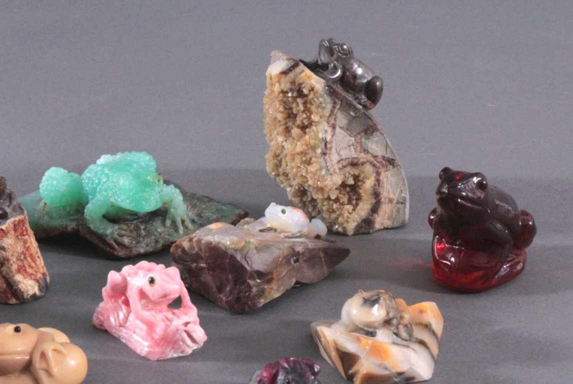 Froschsammlung aus unterschiedlichen Edelsteinen gefertigt16 Stück, vollplastische Arbeit aus - Image 3 of 5