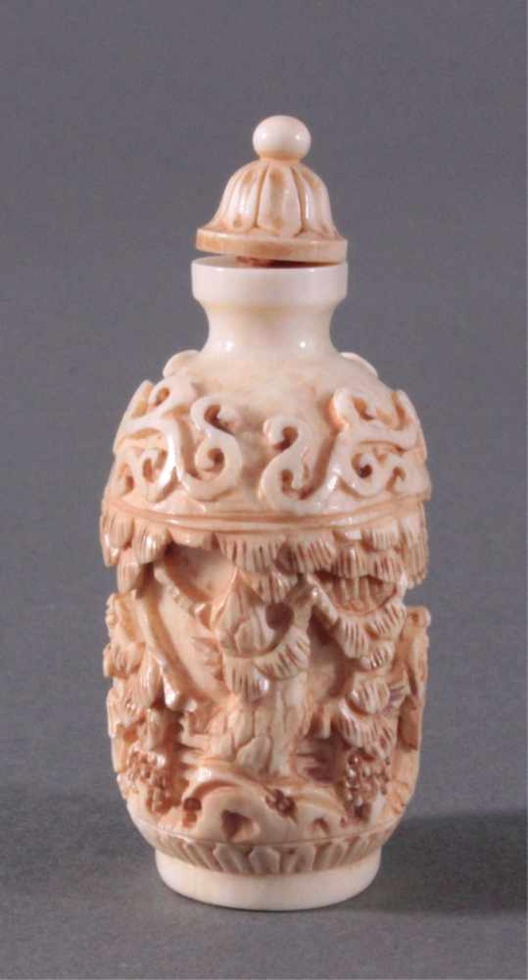 Snuff Bottle aus Elfenbein, China um 1900Umlaufend feine Schnitzarbeit von Personen im Garten - Image 4 of 7