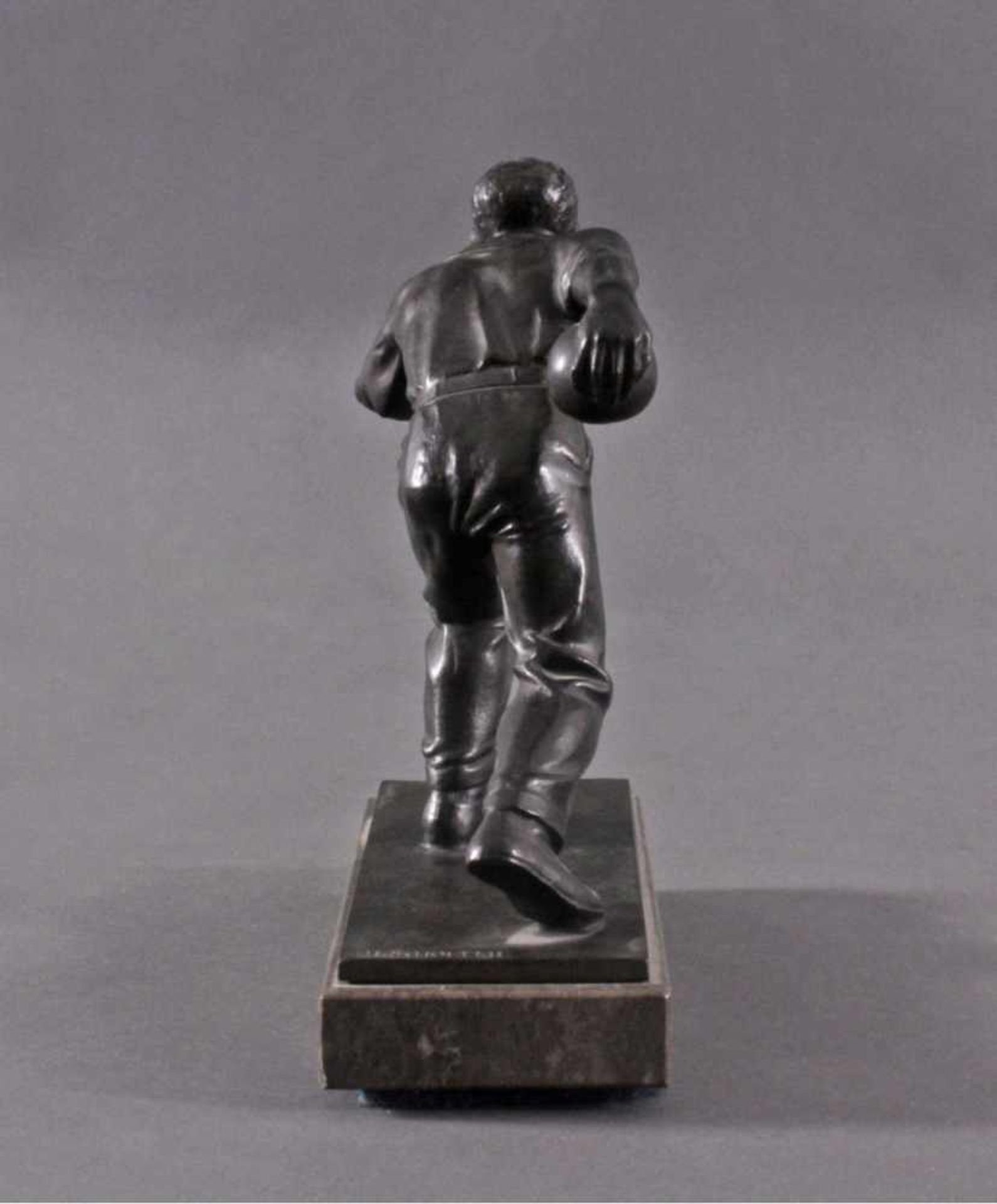 Hendrik Scholter (XX). Bronzeskulptur"Kegelspieler", auf der Plinthe signiert. AufMarmorsockel, - Bild 4 aus 7
