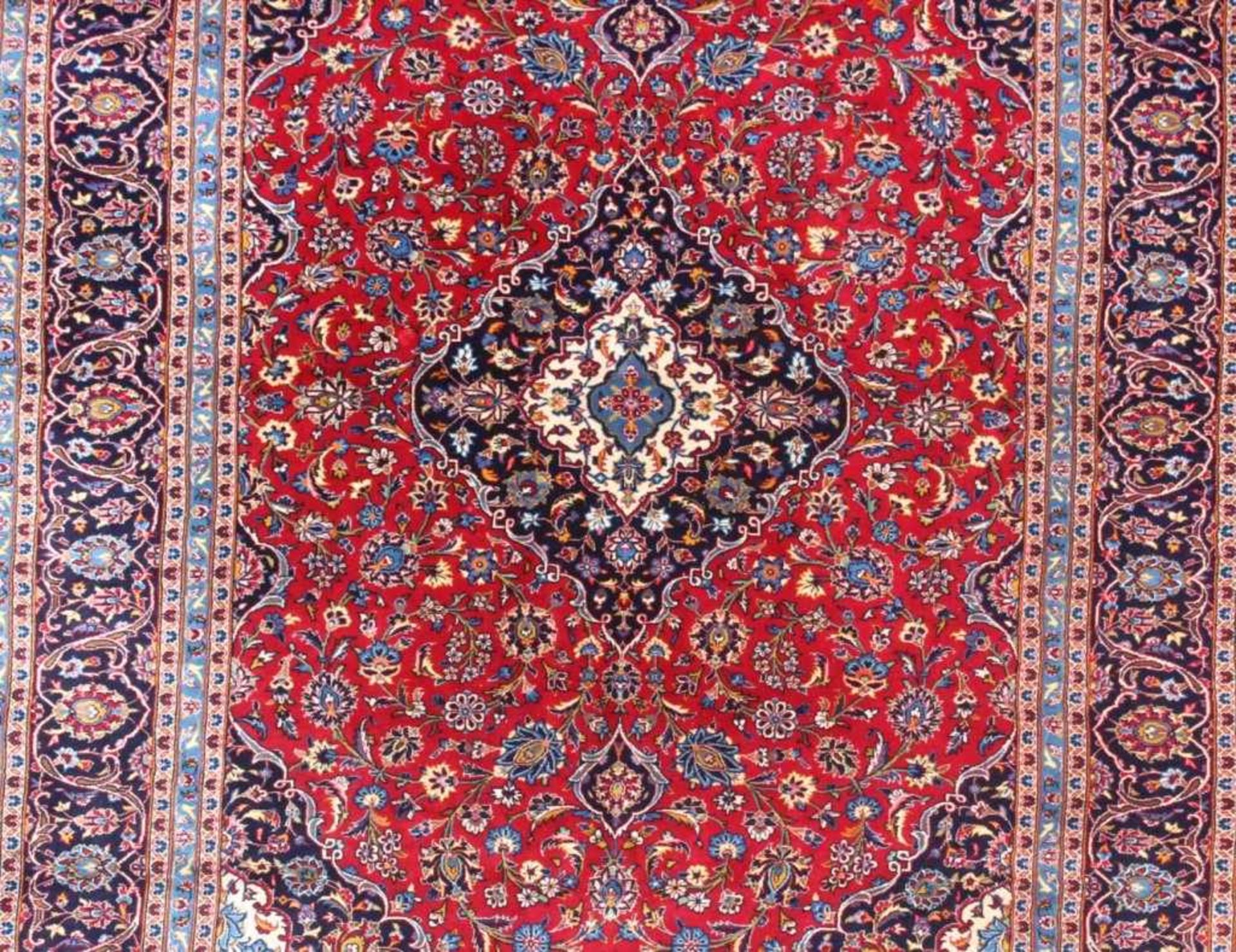 Keschan, OrientteppichRotgrundig, ca. 377 x 246 cm. - Bild 2 aus 3