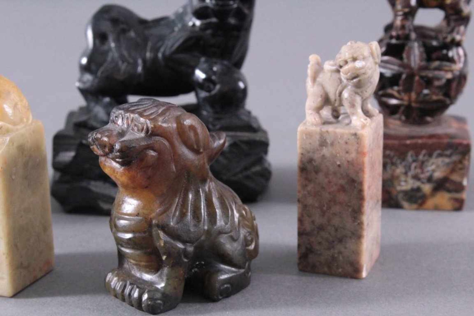 Konvolut Steinobjekte, "Fo-Hund"6 Stück. China, 20. Jahrhundert, unterschiedliche Fo-Hund-Figuren, - Image 3 of 6