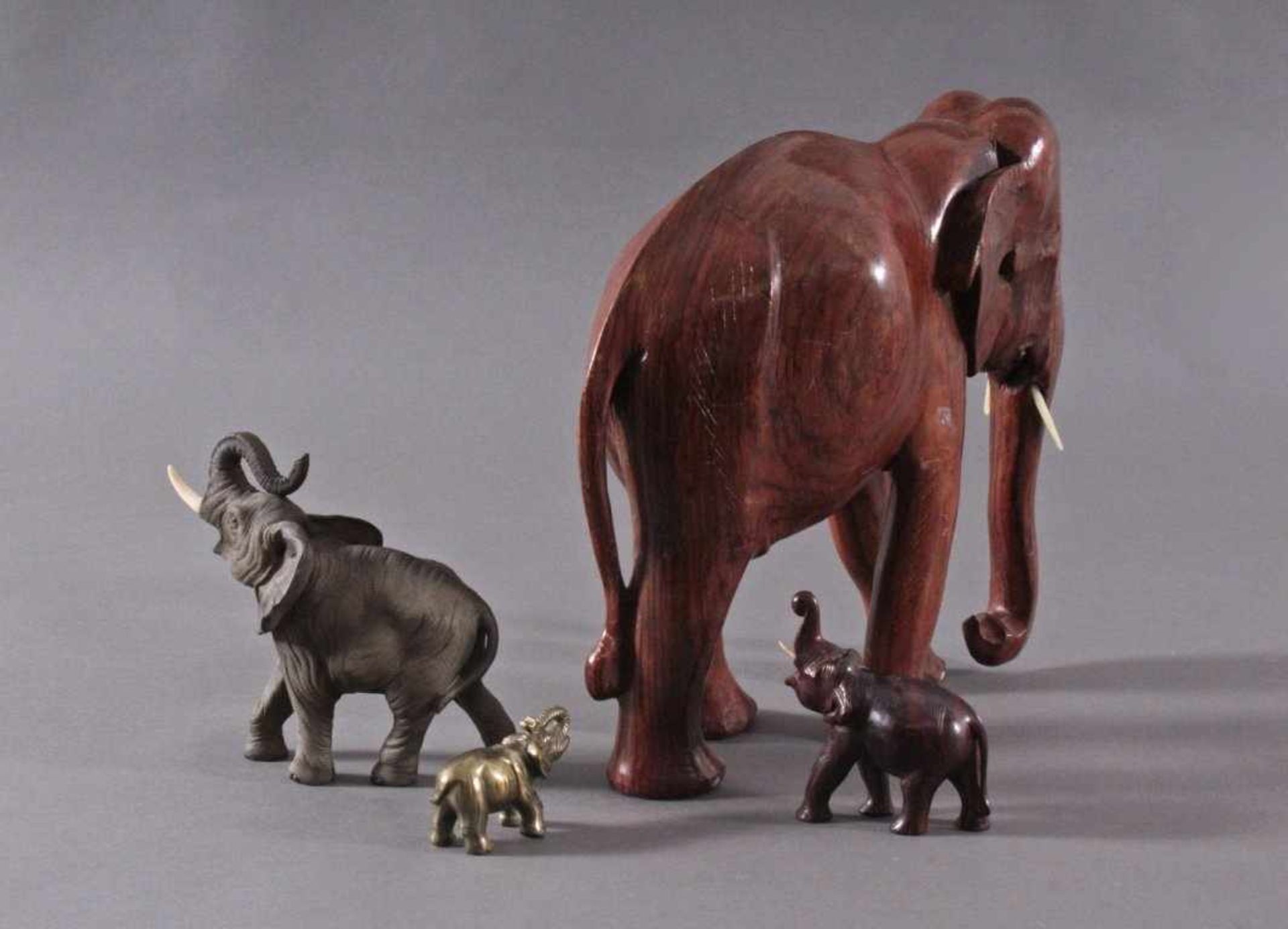 Fünf Elefanten FigurenVollplastisch geschnitzte Figur aus Holz, Masse, Messing,Stoßzähnen aus - Bild 2 aus 2